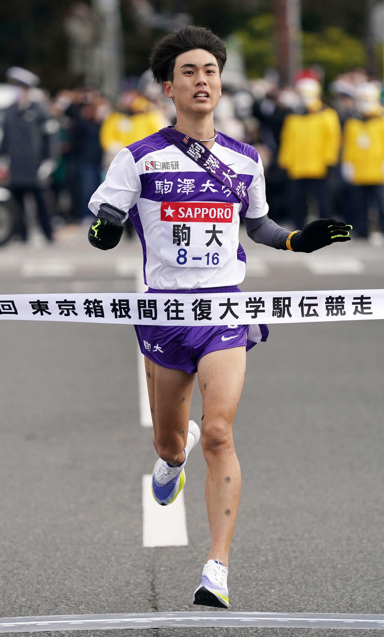 往路3位でゴールする駒大5区鈴木（撮影・江口和貴）