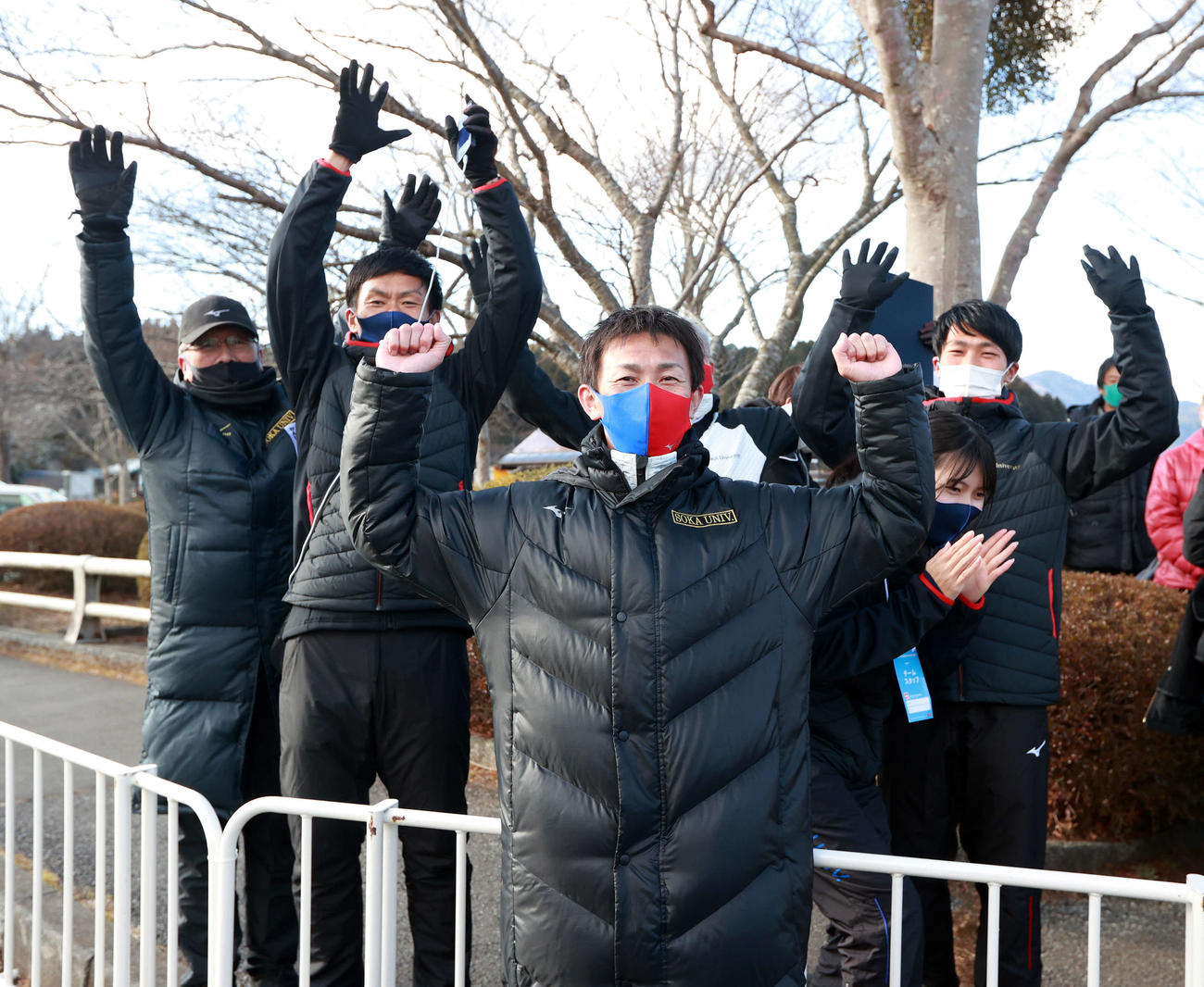 第97回東京箱根間往復大学駅伝　往路優勝で関係者の前でガッツポーズする創価大・榎木監督（中央）（撮影・江口和貴）