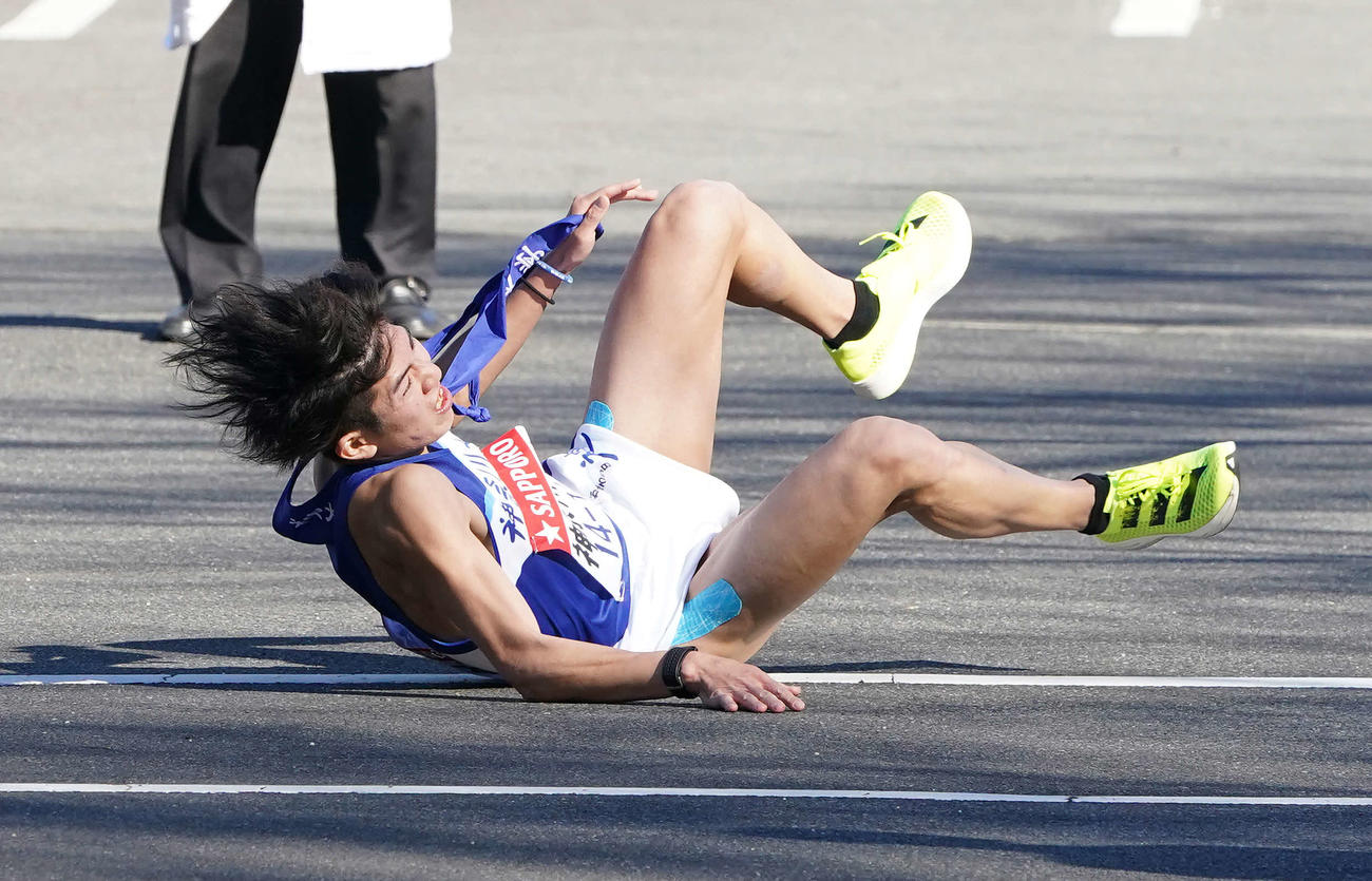 小田原中継所に到着し、転倒する神奈川大4区西方（撮影・鈴木みどり）