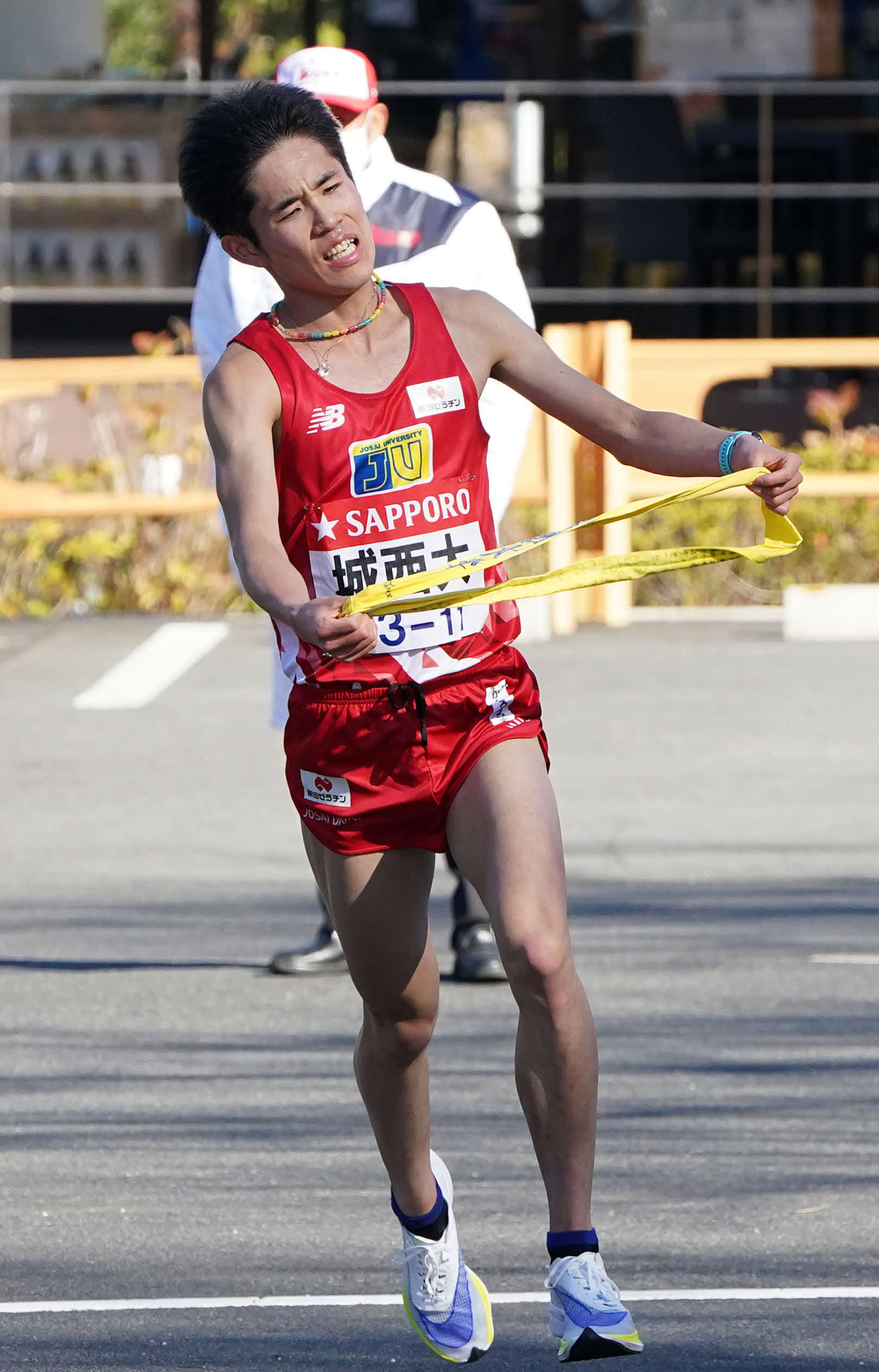 苦しそうな表情で小田原中継所に到着する城西大4区梶川由稀（撮影・鈴木みどり）