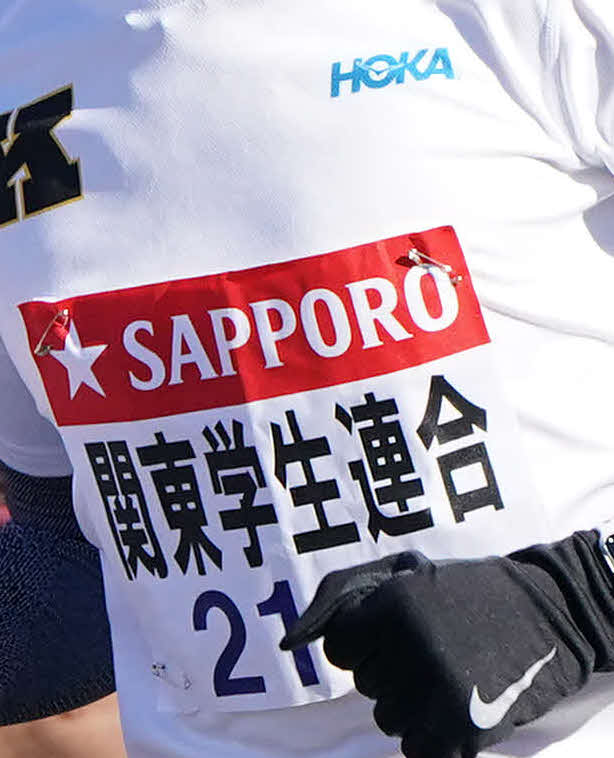関東学生連合5区の慶大・杉浦慧のスポンサーロゴ