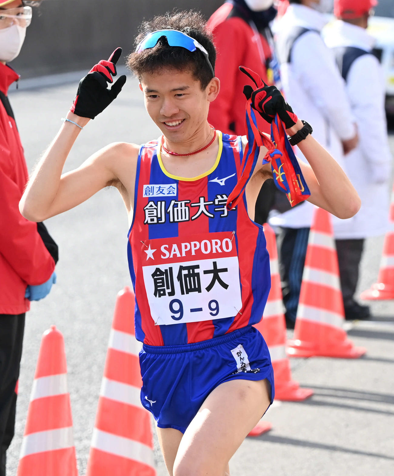 戸塚中継所から駆け出す創価大9区石津（撮影・山崎安昭）