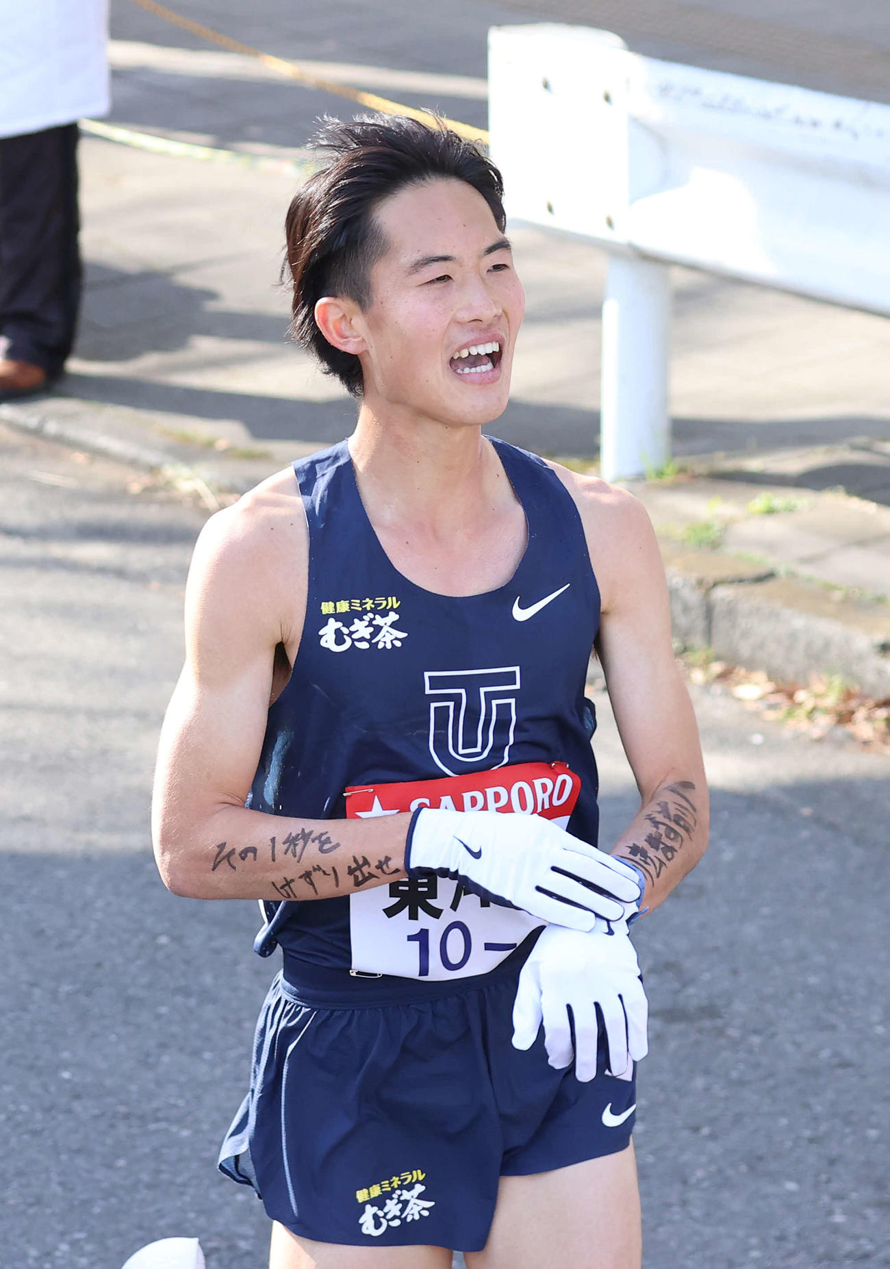 鶴見中継所、東洋大10区清野にタスキをつないだ9区小田（撮影・河野匠）