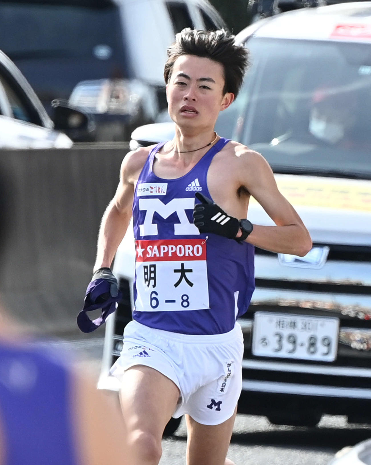 戸塚中継所へ駆け込む明大8区大保（撮影・山崎安昭）