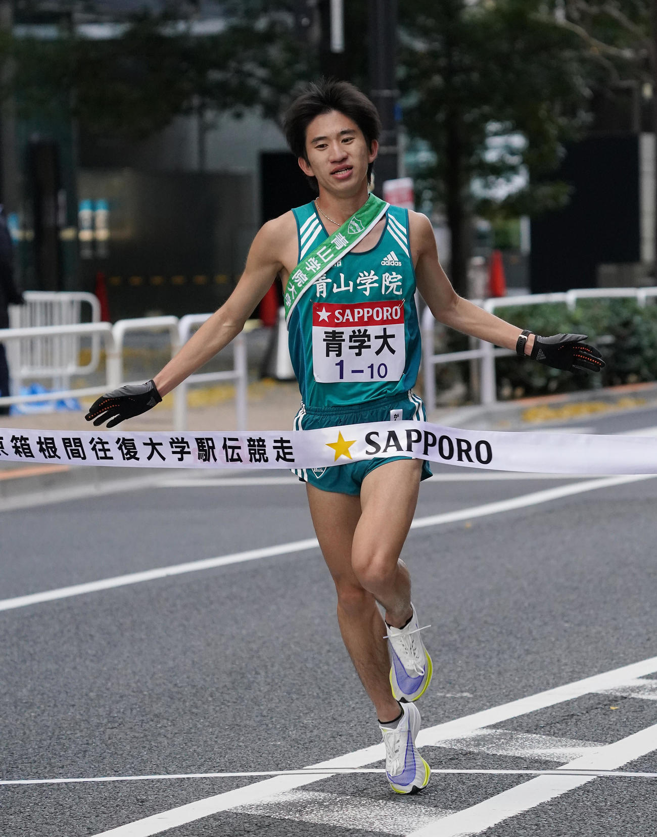 4位でゴールする青学大10区中倉（撮影・菅敏）