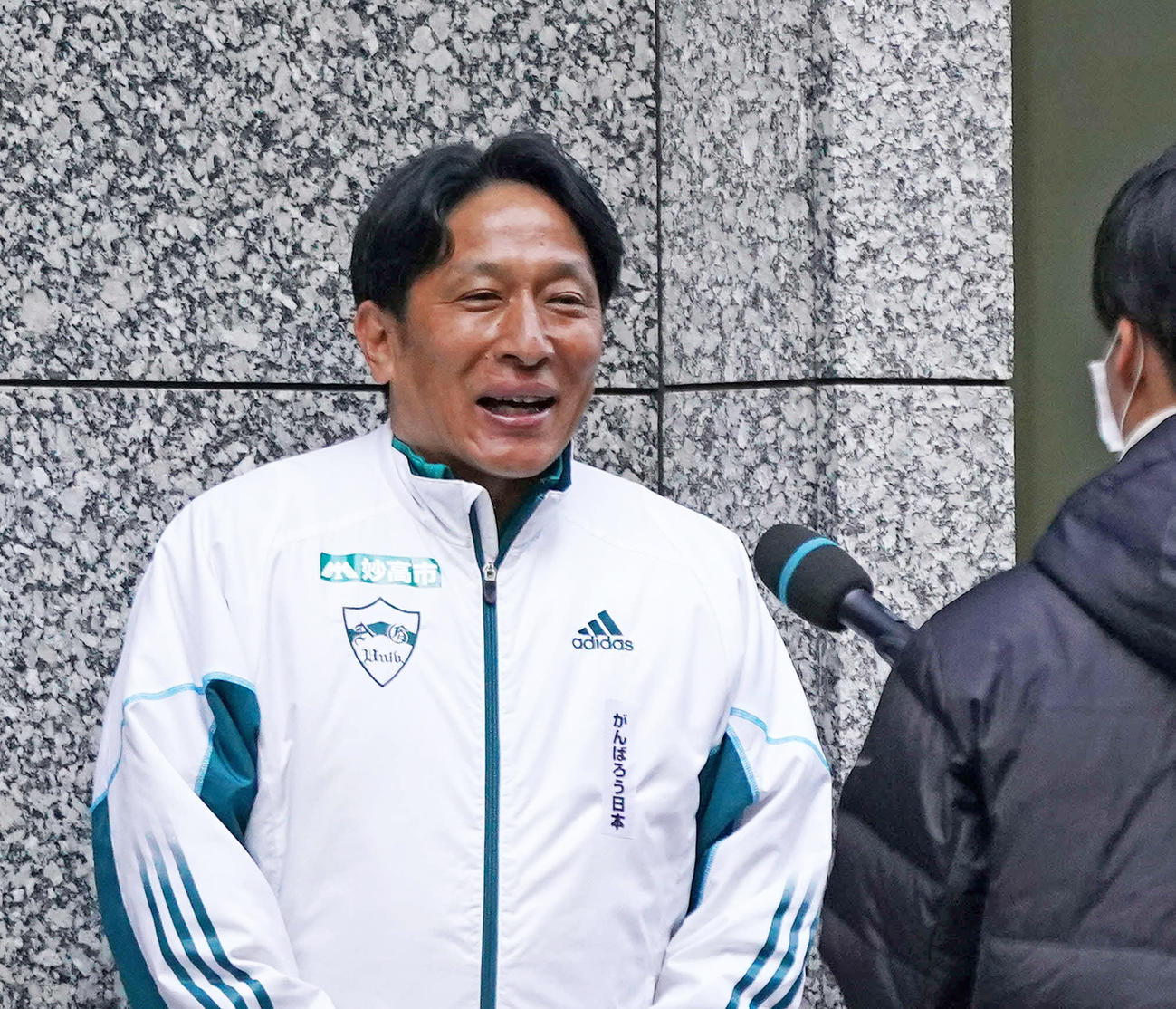 総合4位となりインタビューを受ける青学大・原監督（左）（撮影・江口和貴）