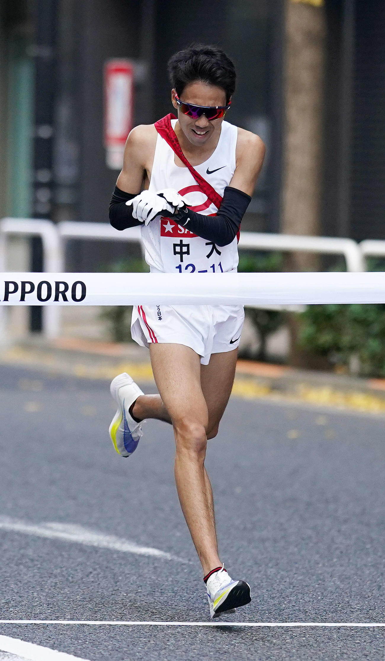 総合12位でゴールする中大10区川崎（撮影・江口和貴）