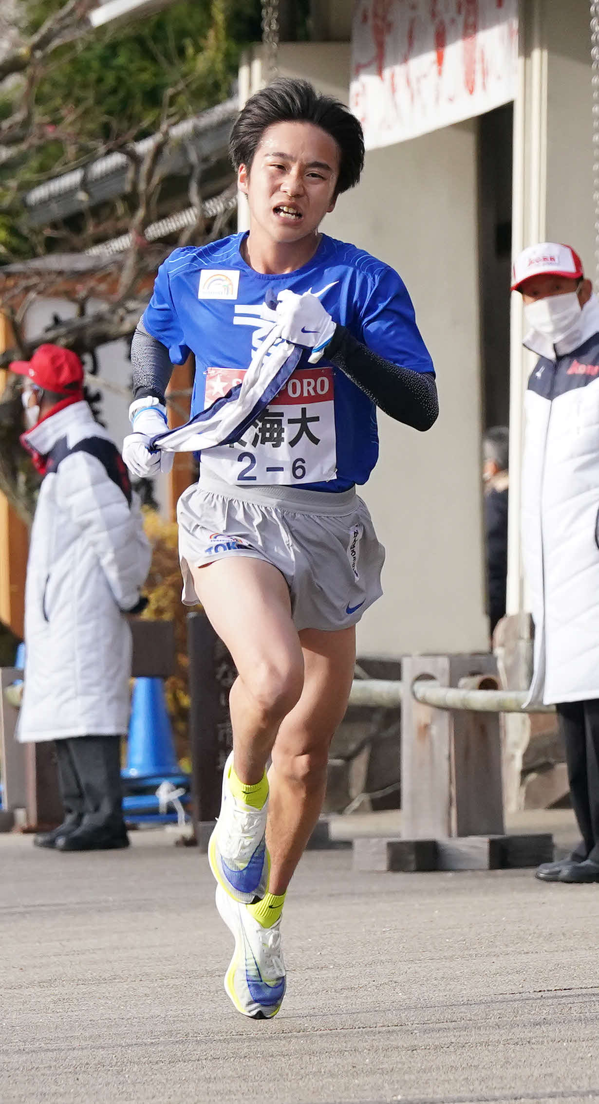 小田原中継所に到着する東海大6区川上（撮影・鈴木みどり）