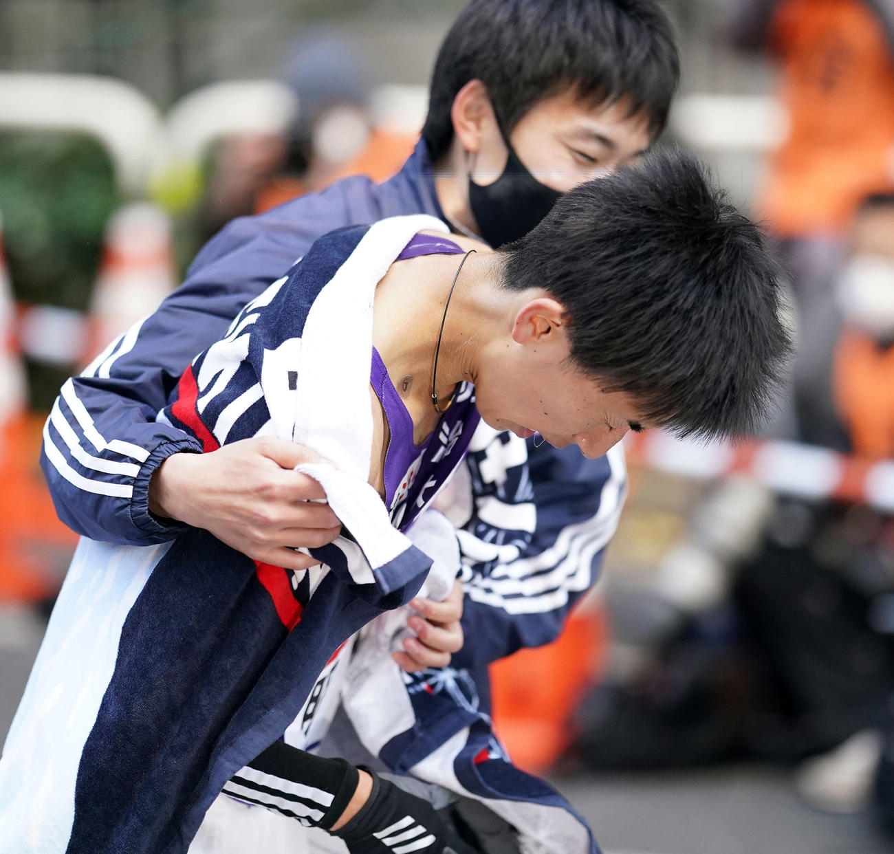 総合11位でゴールしシード権獲得とならず悔しい表情の明大10区長倉（撮影・江口和貴）