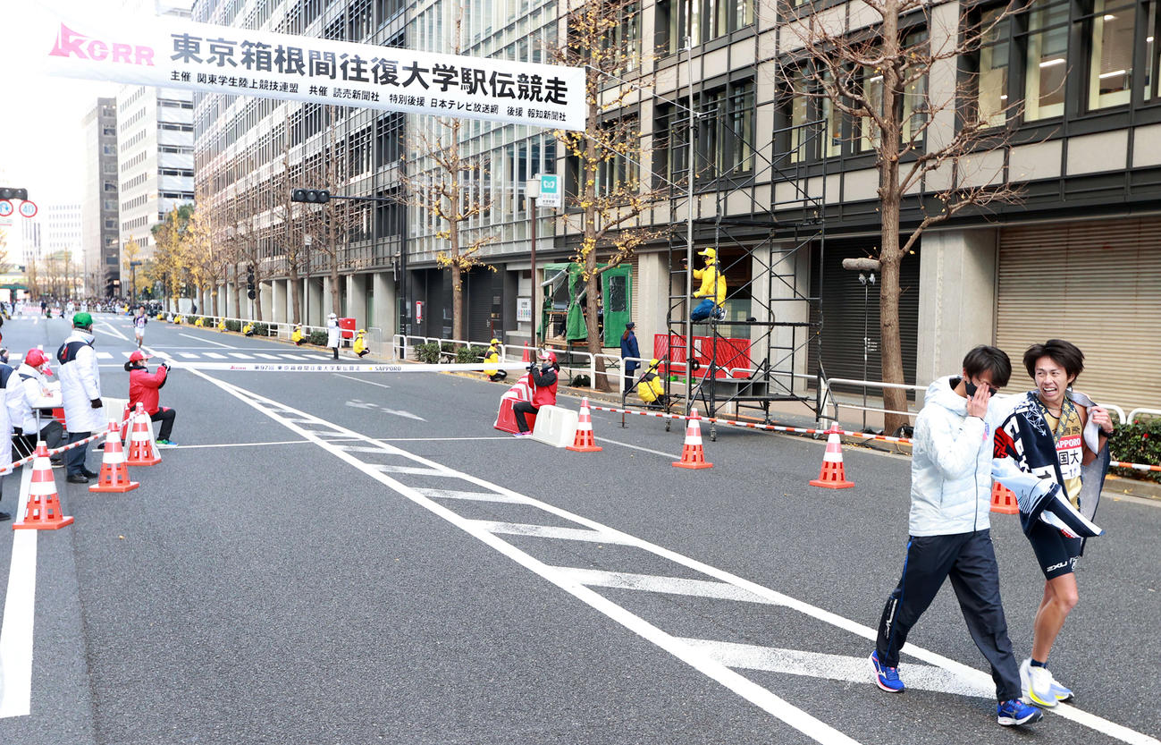 総合10位でゴールしシード権獲得した東京国際大・杉崎（手前右）。後方は同11位の明大10区長倉（撮影・江口和貴）