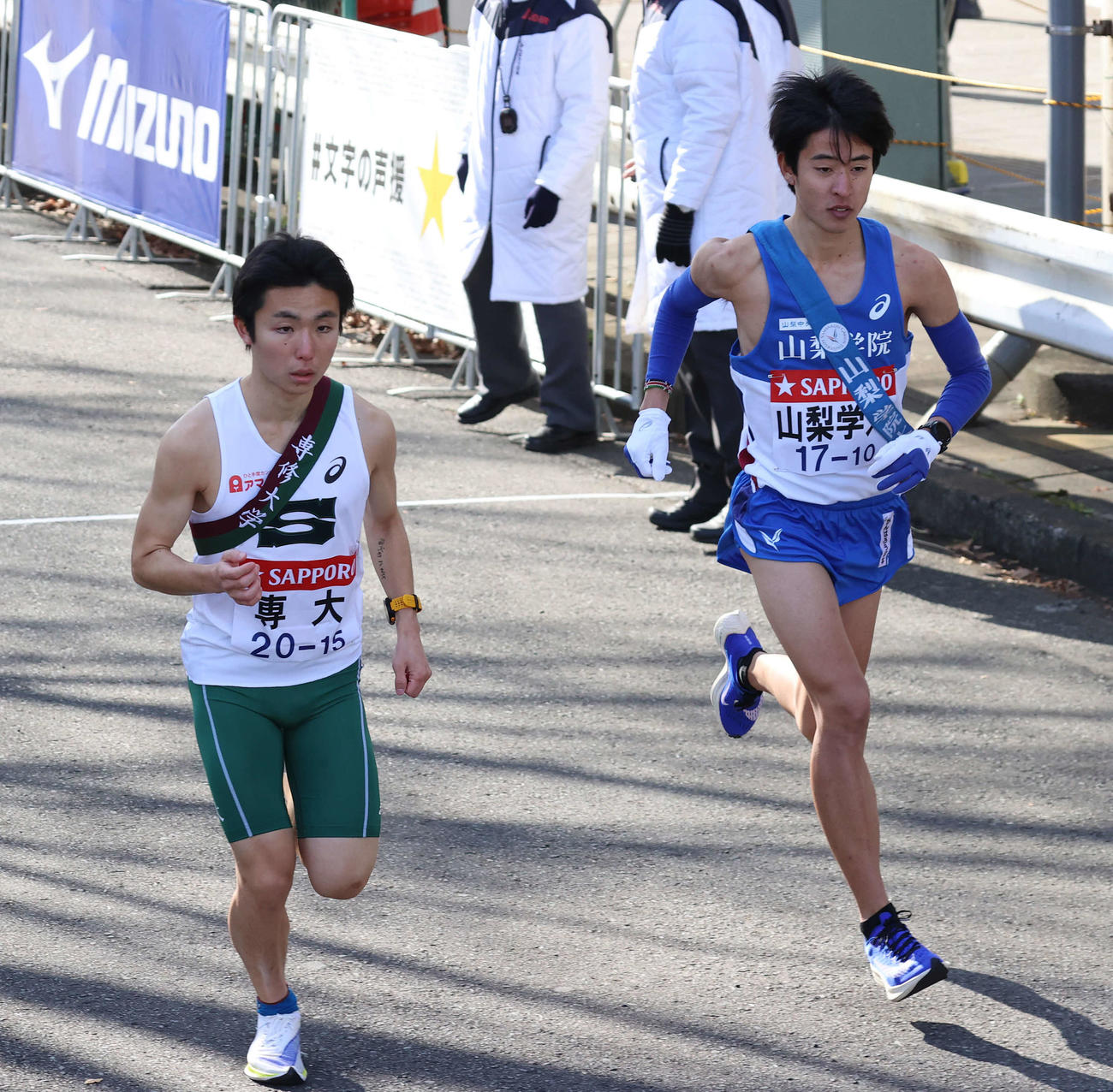 鶴見中継所で繰り上げスタートとなった専大10区服部友太（左）と山梨学院大10区渡辺晶紀（撮影・河野匠）