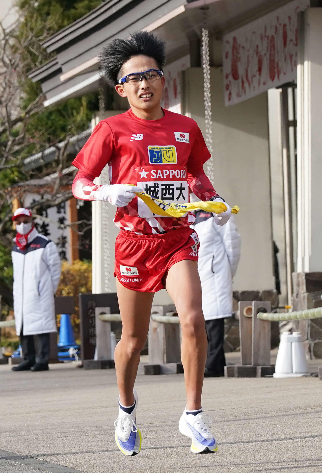 小田原中継所に到着する城西大6区野村（撮影・鈴木みどり）