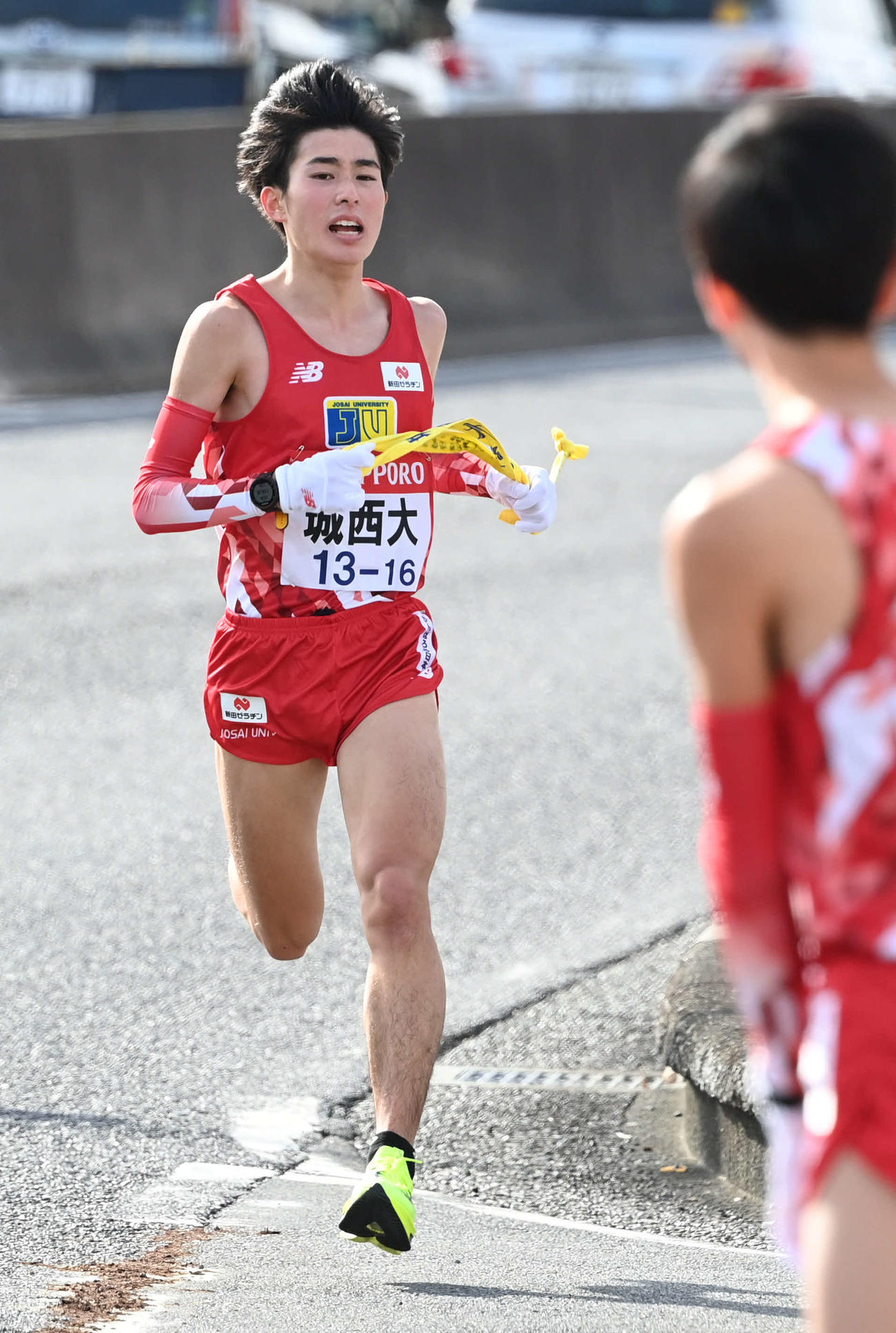 戸塚中継所へ駆け込む城西大8区新井（撮影・山崎安昭）