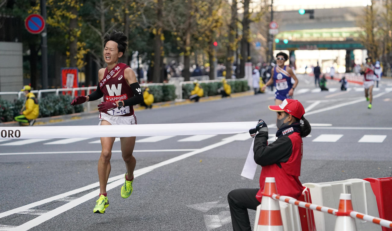 6位でゴールする早大10区山口。中央は、7位の順大10区原田、右は8位の帝京大10区山根（撮影・菅敏）