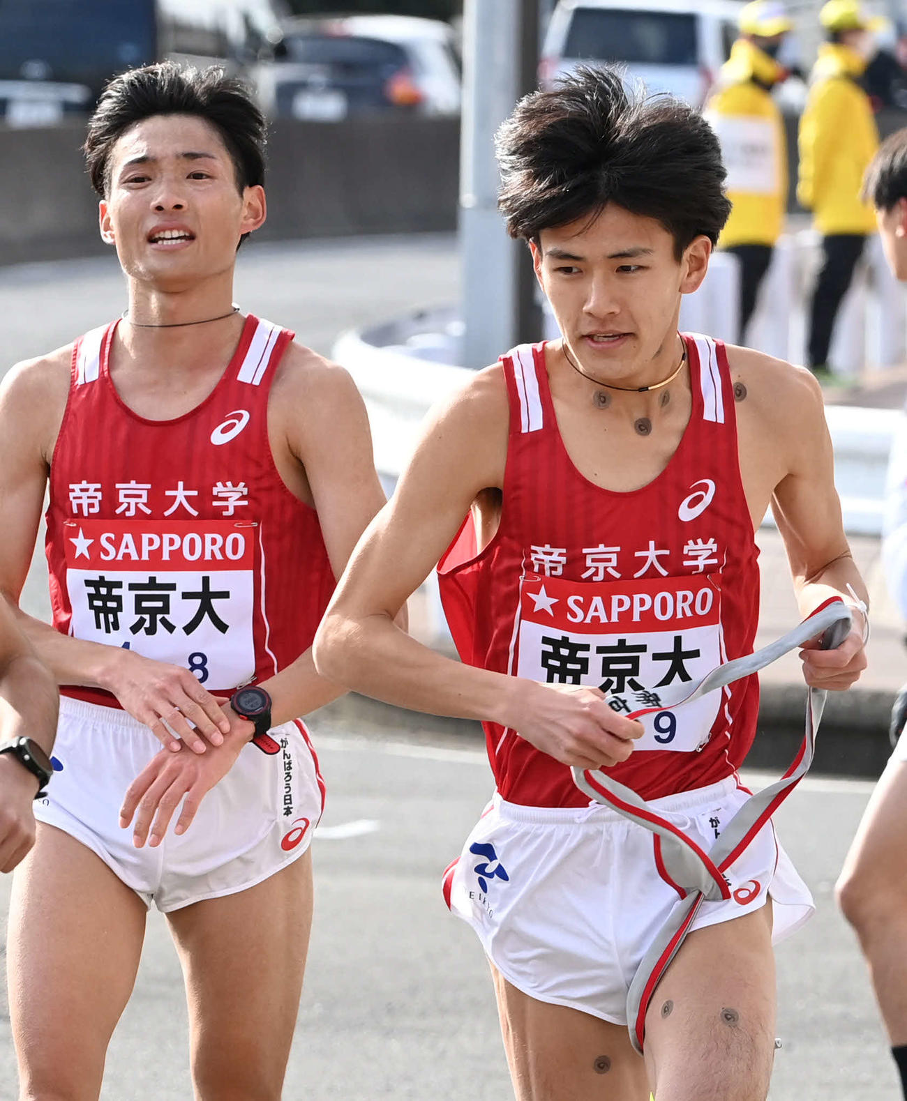 戸塚中継所で帝京大9区橋本尚斗（右）は8区鳥飼からたすきを受け取る（撮影・山崎安昭）