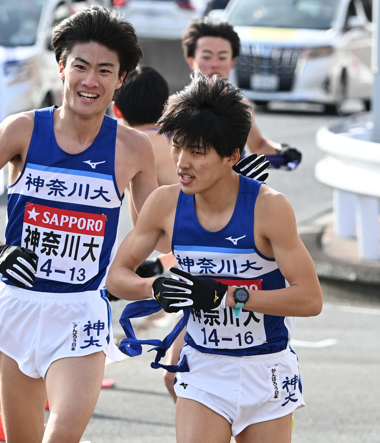 戸塚中継所で神奈川大9区高橋銀河（右）は8区安田響からたすきを受け取る（撮影・山崎安昭）