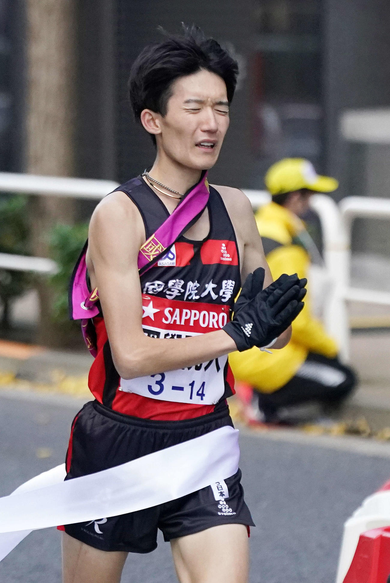 手を合わせゴールする総合9位の国学院大10区木付（撮影・江口和貴）
