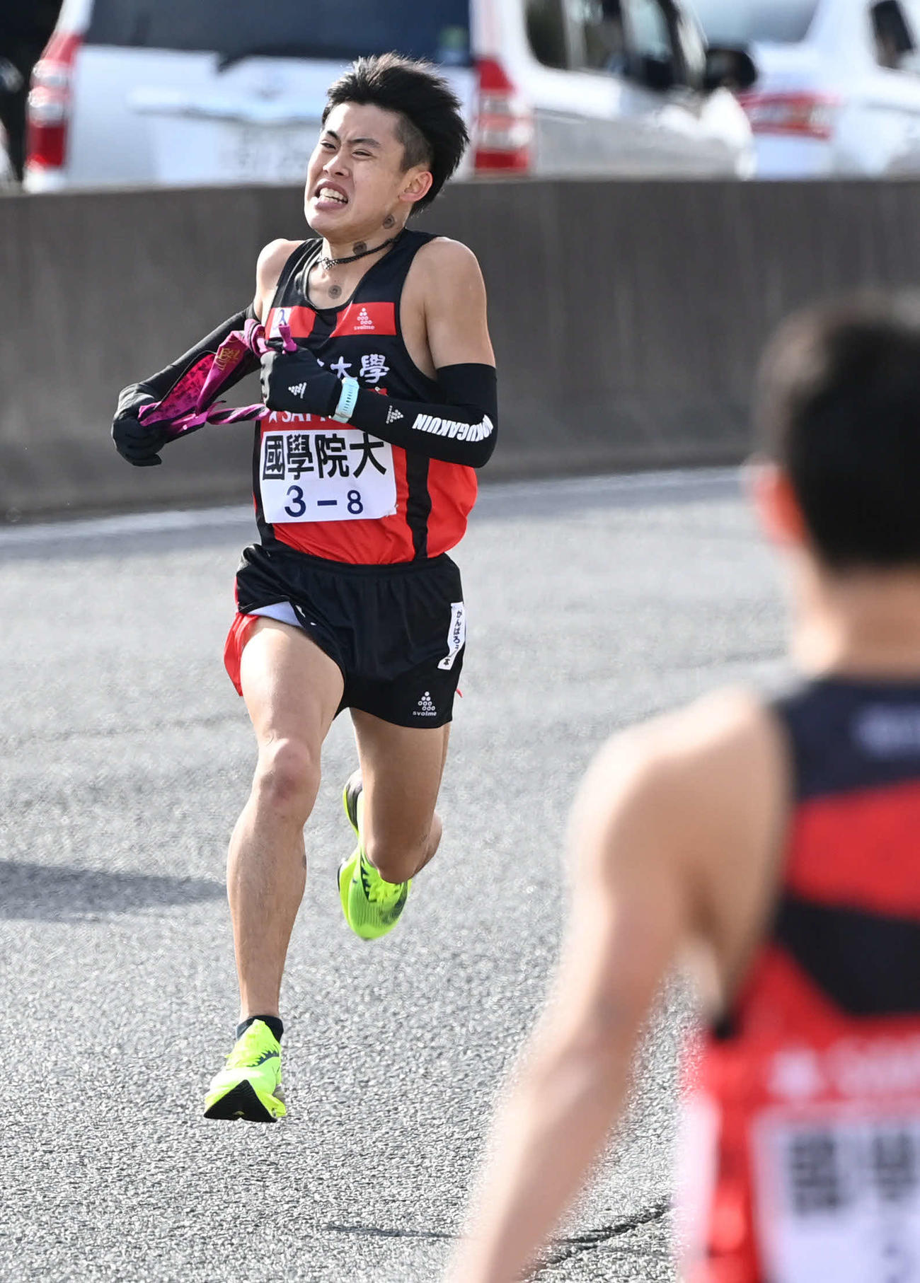 戸塚中継所へ駆け込む国学院大8区伊地知（撮影・山崎安昭）