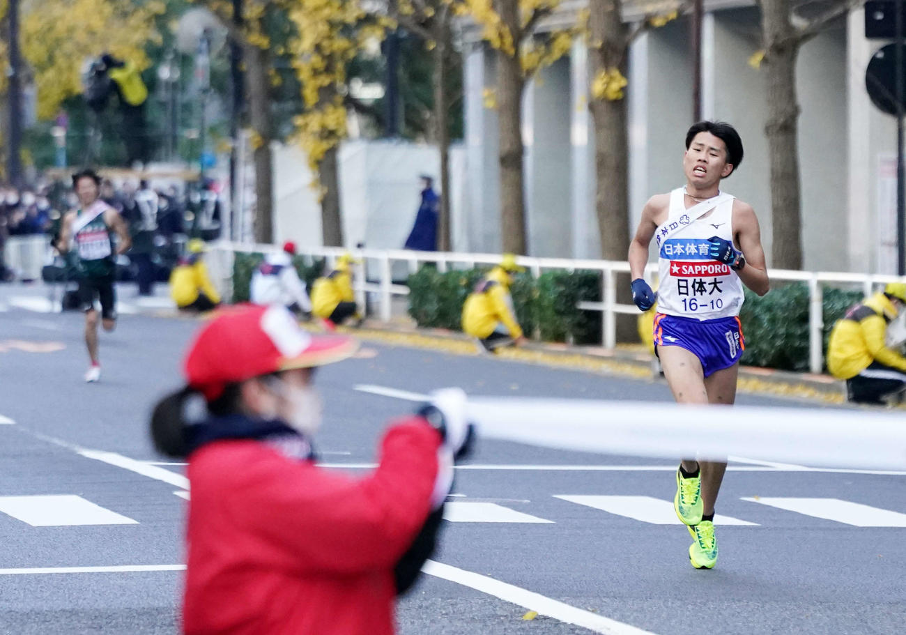 ゴールへ向かう総合13位の日体大10区名村（撮影・江口和貴）