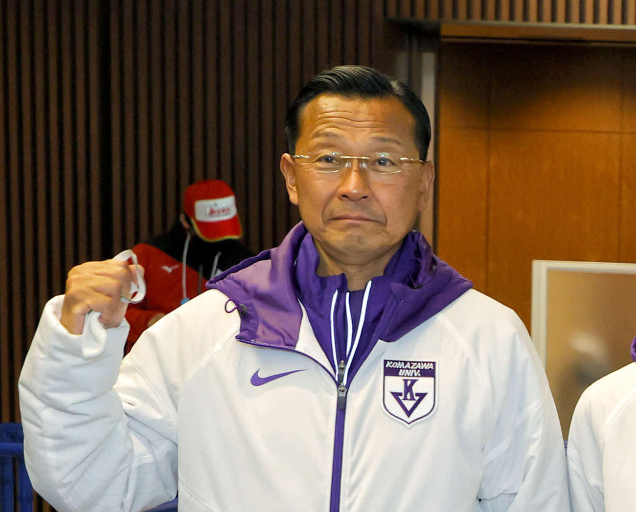 総合優勝しガッツポーズを作る駒大・大八木監督（代表撮影）