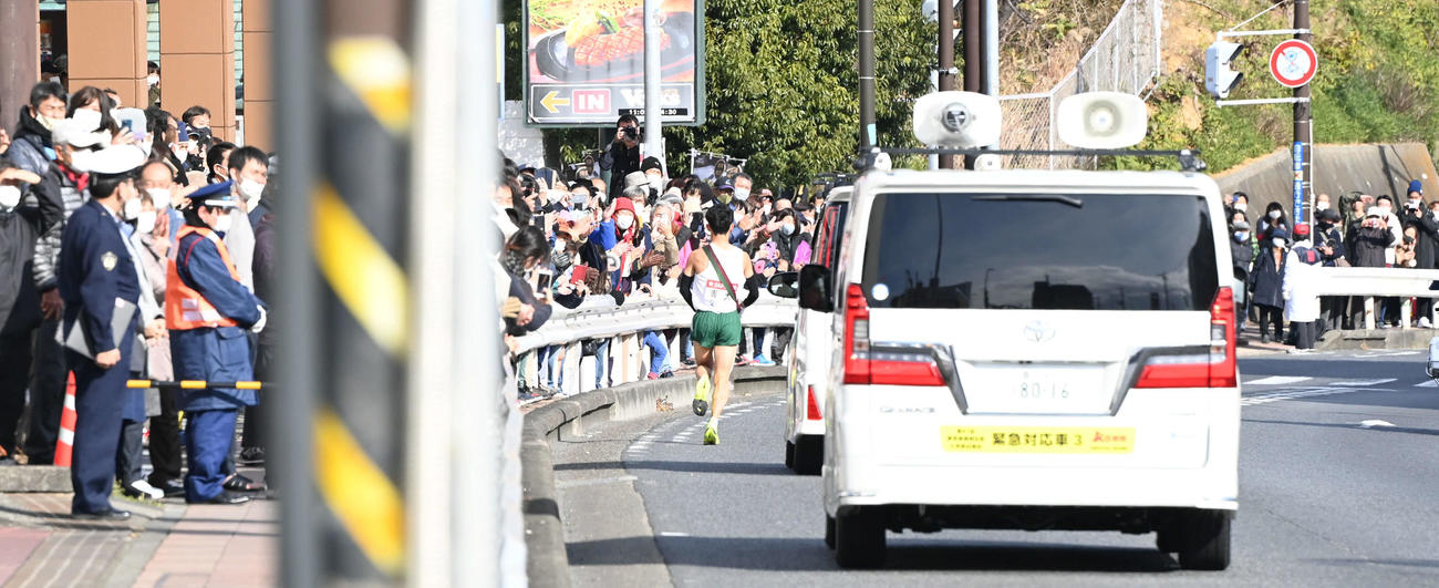 戸塚中継所付近では沿道に観客が大勢集まる場面も見られた（撮影・山崎安昭）