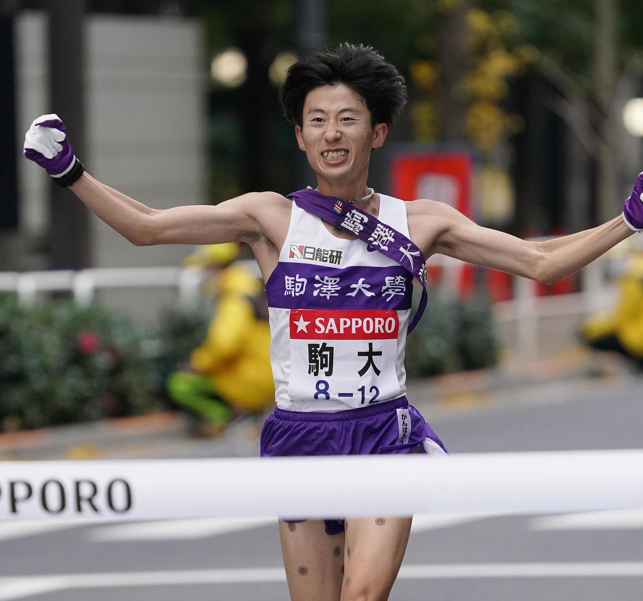 第97回箱根駅伝復路　総合優勝し、ガッツポーズしながらゴールテープを切る駒大10区石川（撮影・菅敏）