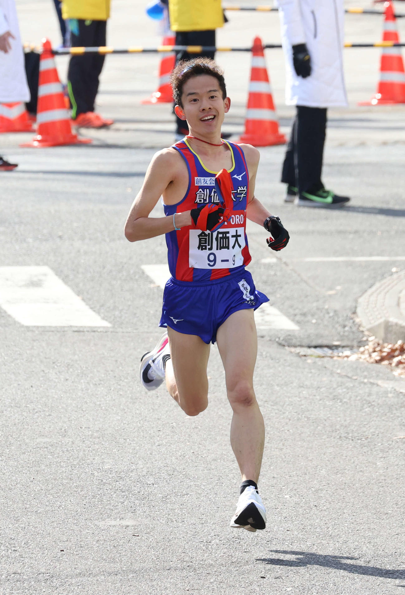 トップで鶴見中継所に到着した創価大9区石津（撮影・河野匠）