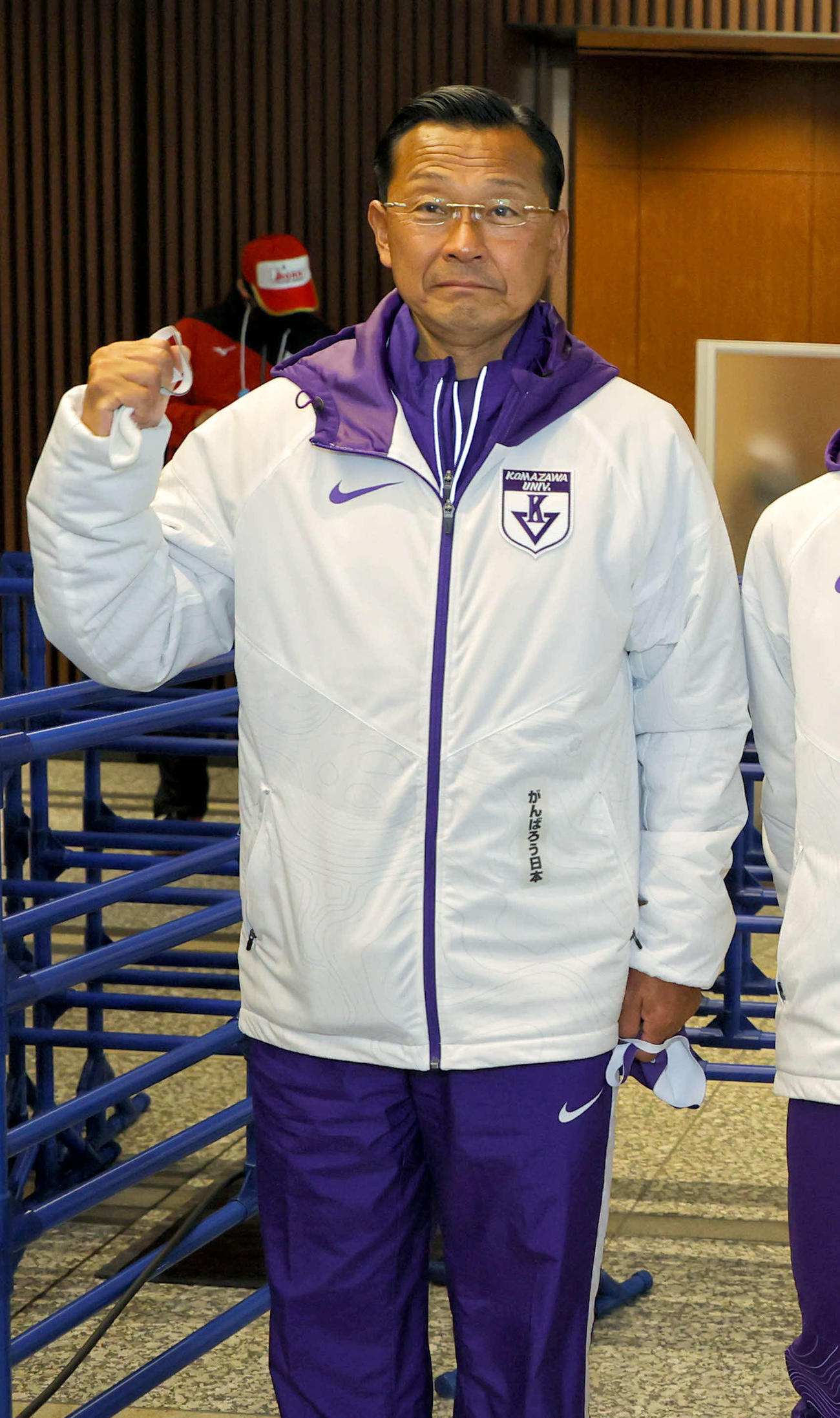 総合優勝しガッツポーズを作る駒大・大八木監督（2021年1月3日・代表撮影）