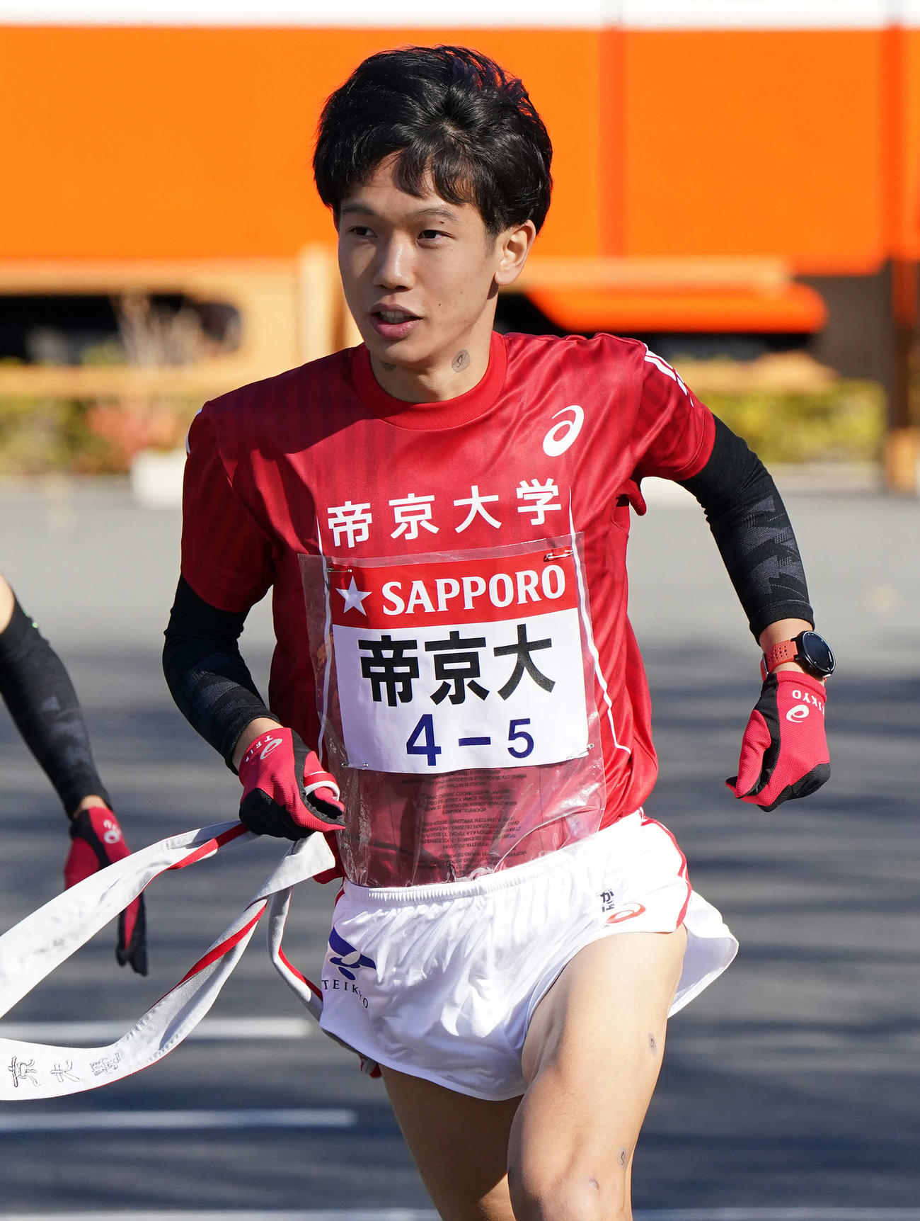 小田原中継所を出発する帝京大5区細谷（撮影・鈴木みどり）