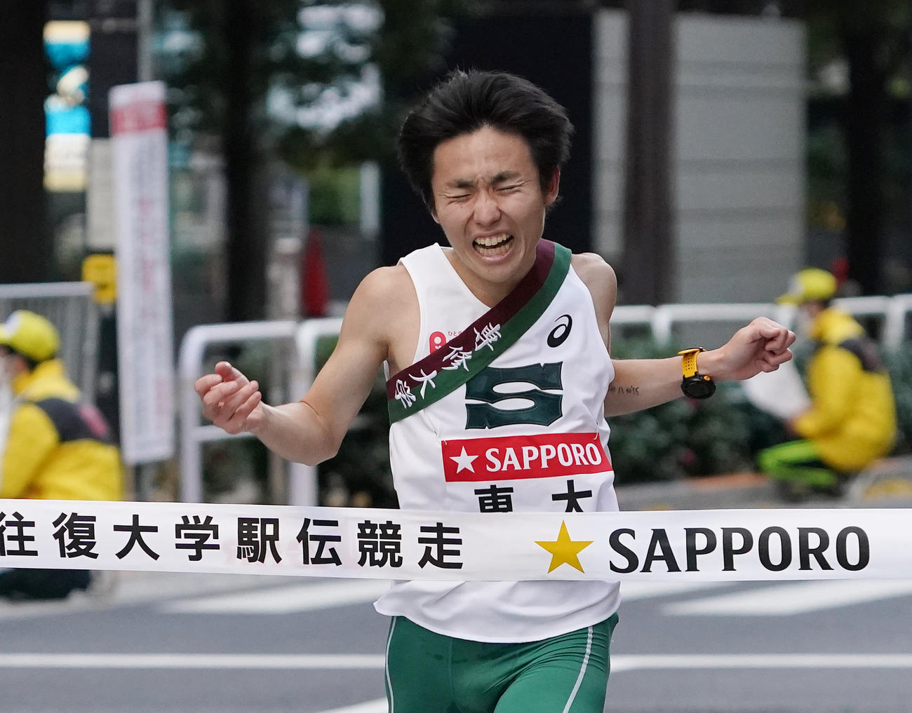 20位でゴールする専大10区服部（撮影・菅敏）