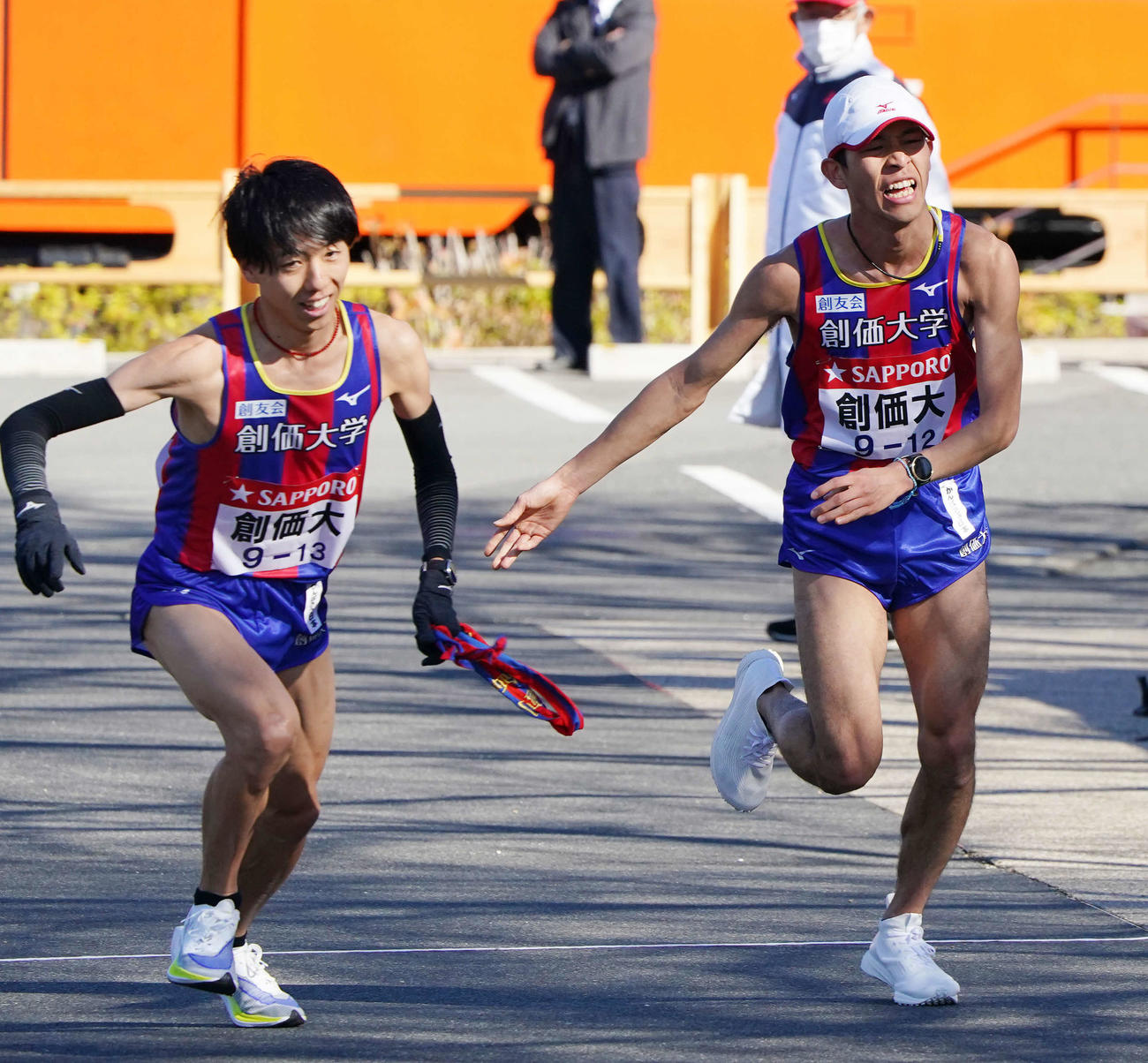小田原中継所で5区三上（左）にトップでたすきを渡す創価大4区嶋津（撮影・鈴木みどり）