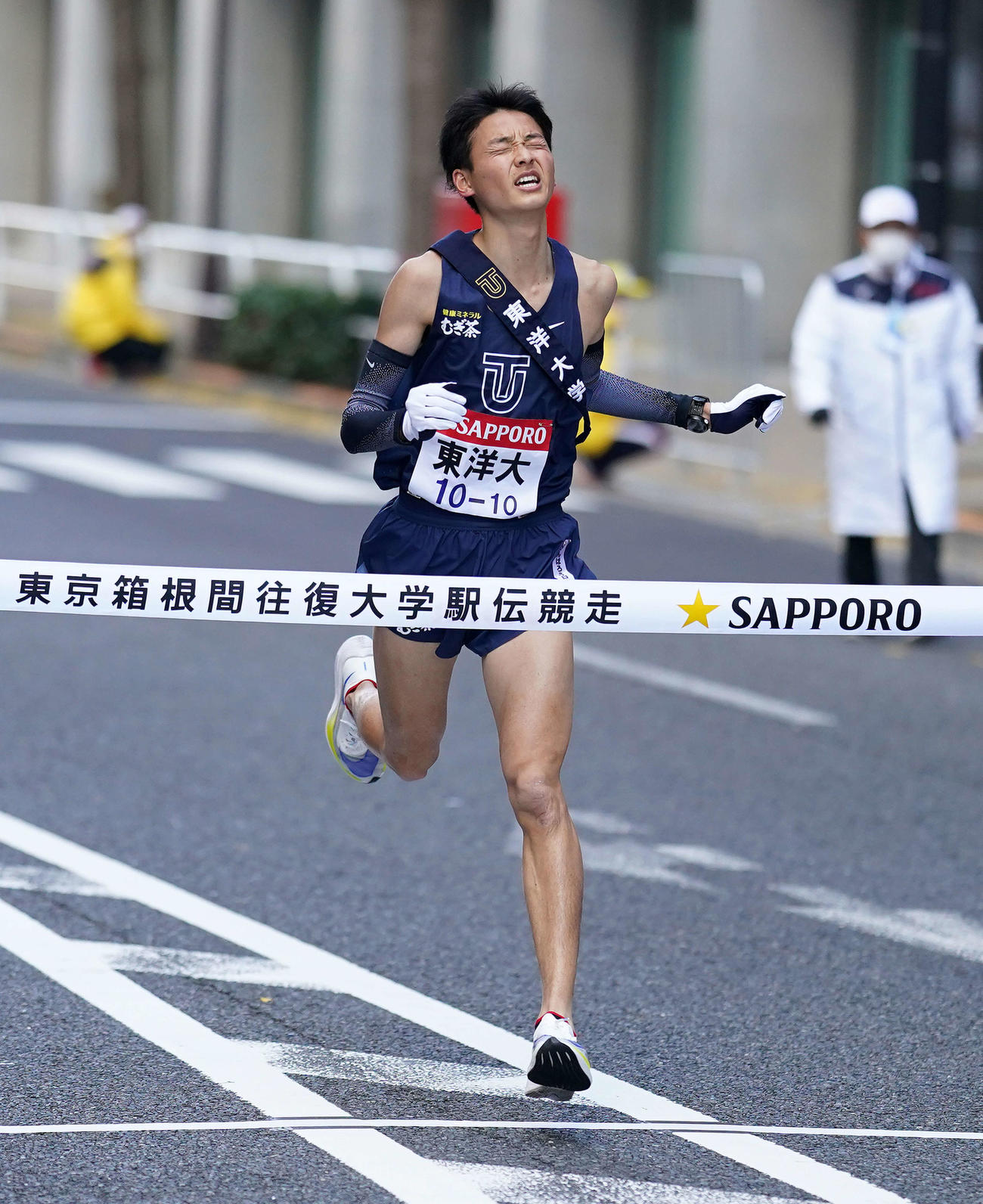 3位でゴールする東洋大10区清野（撮影・江口和貴）