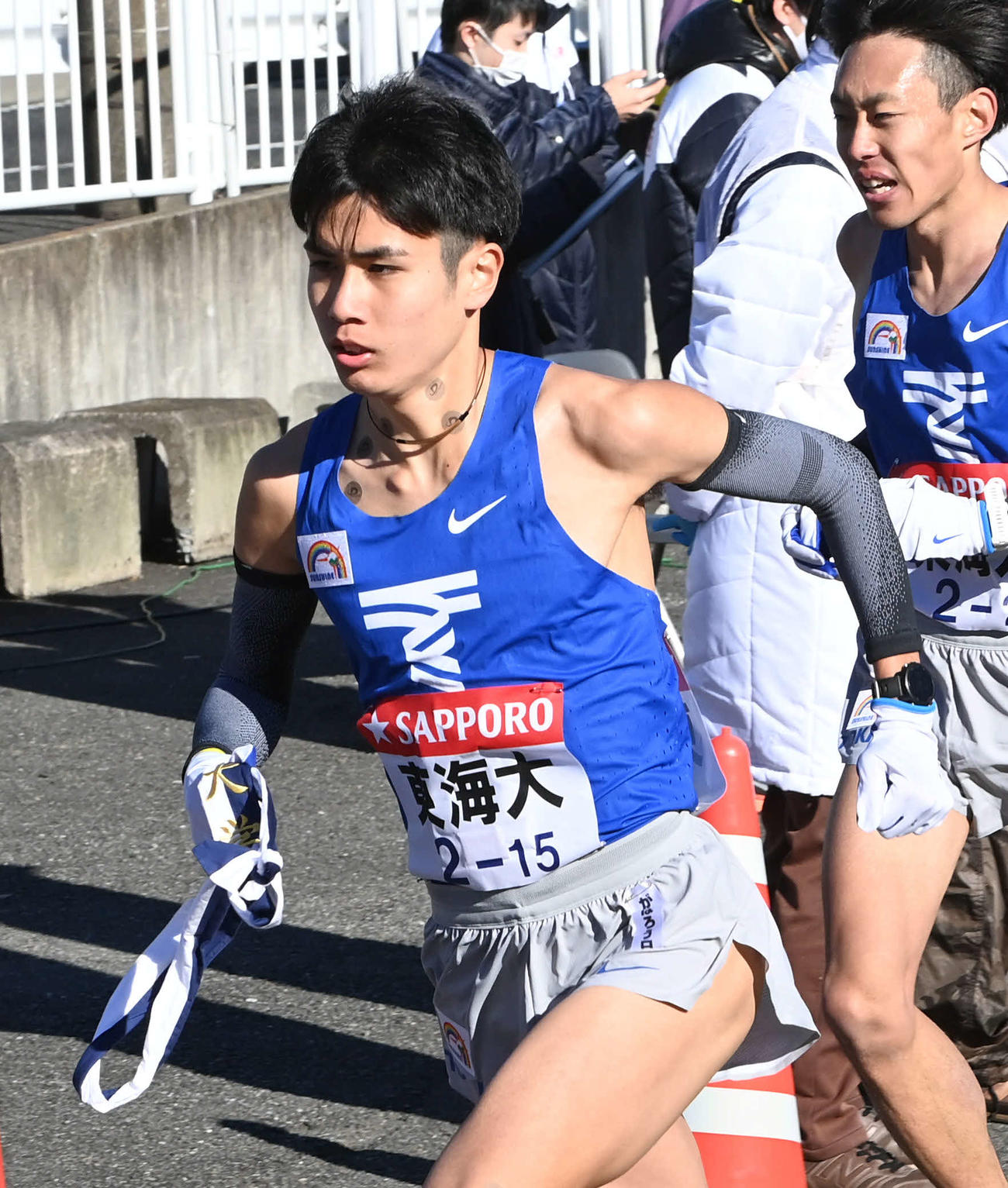 戸塚中継所から駆け出す東海大3区石原（撮影・山崎安昭）