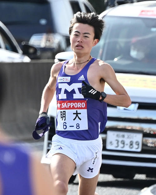 戸塚中継所へ駆け込む明大8区大保(撮影・山崎安昭)