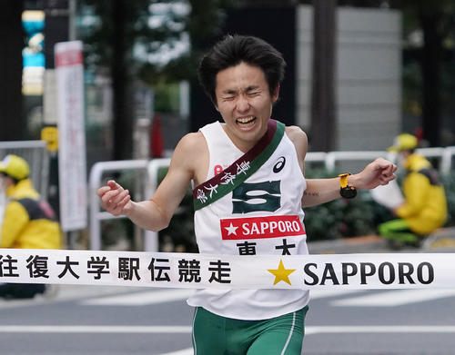 20位でゴールする専大10区服部(撮影・菅敏)