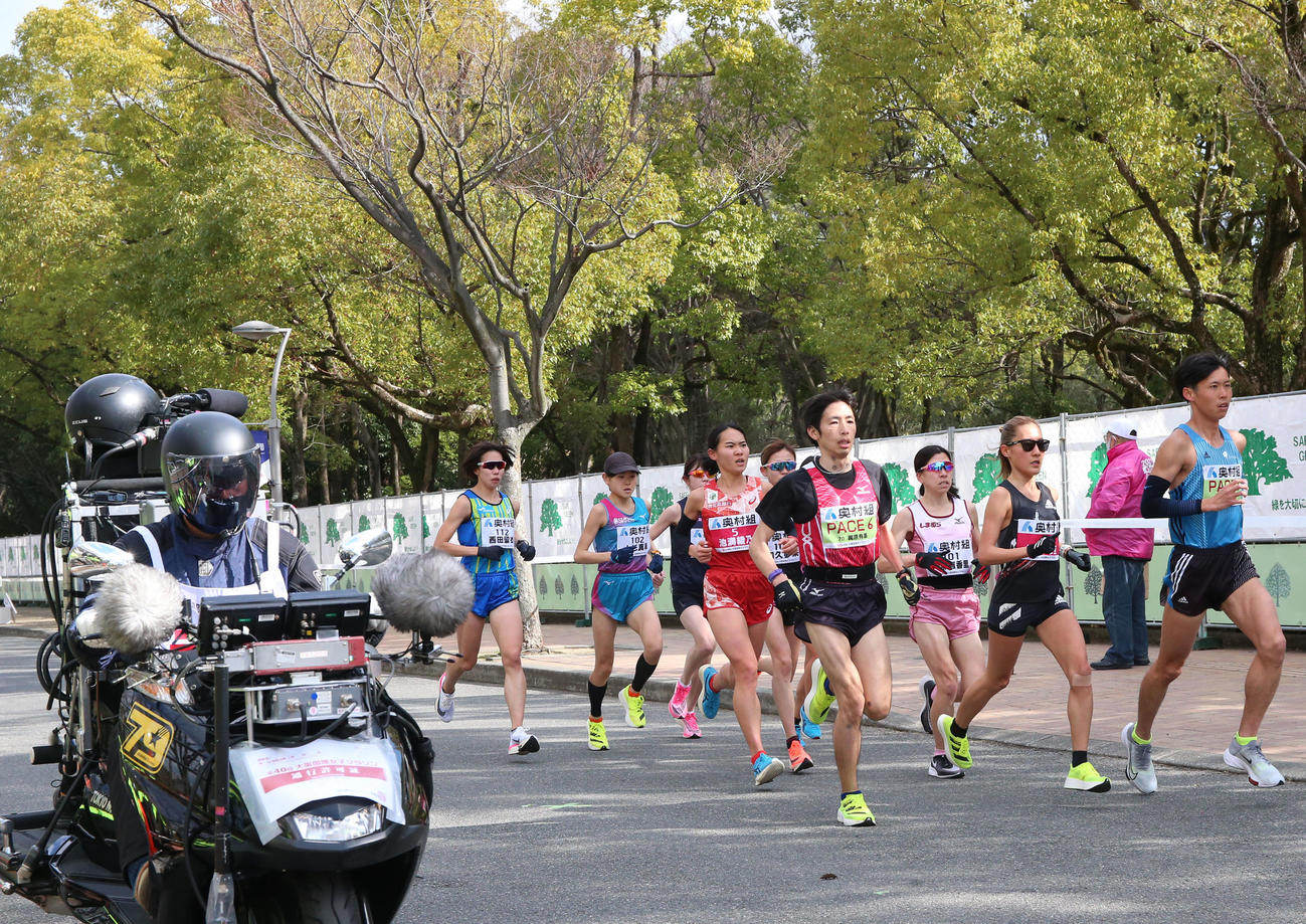 特別措置で長居公園内の限定コースを走る選手ら（撮影・上山淳一）