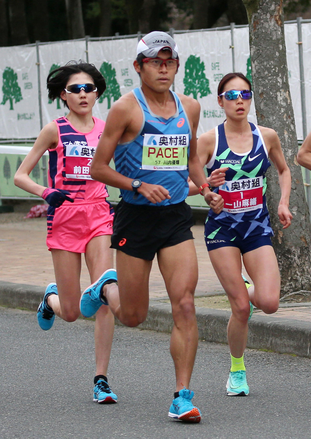 長居公園内を走る（左から）前田穂南、ペースメーカーの川内優輝、一山麻緒（撮影・上山淳一）