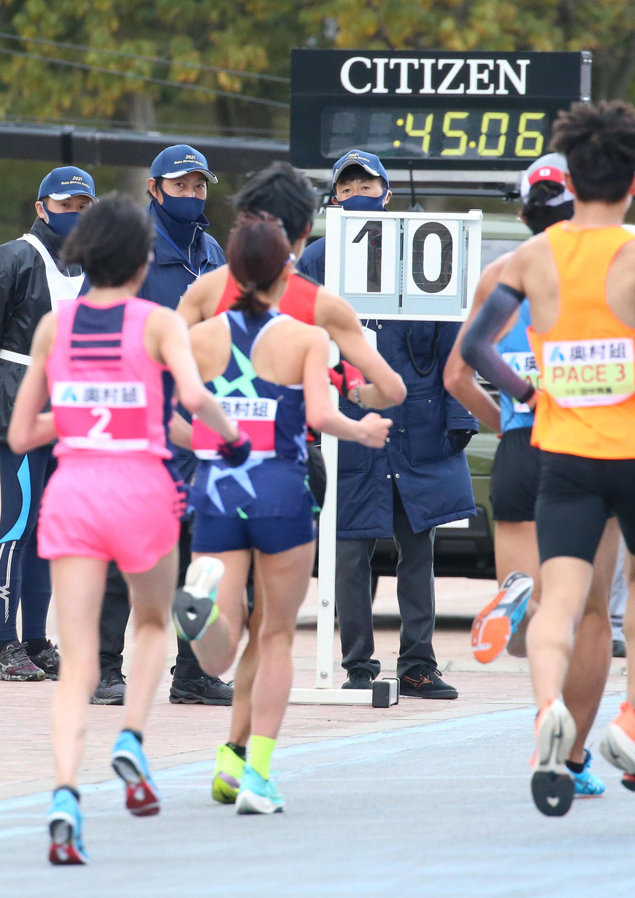 残り10周を示すボードを走る（手前左から）前田穂南、一山麻緒（撮影・上山淳一）