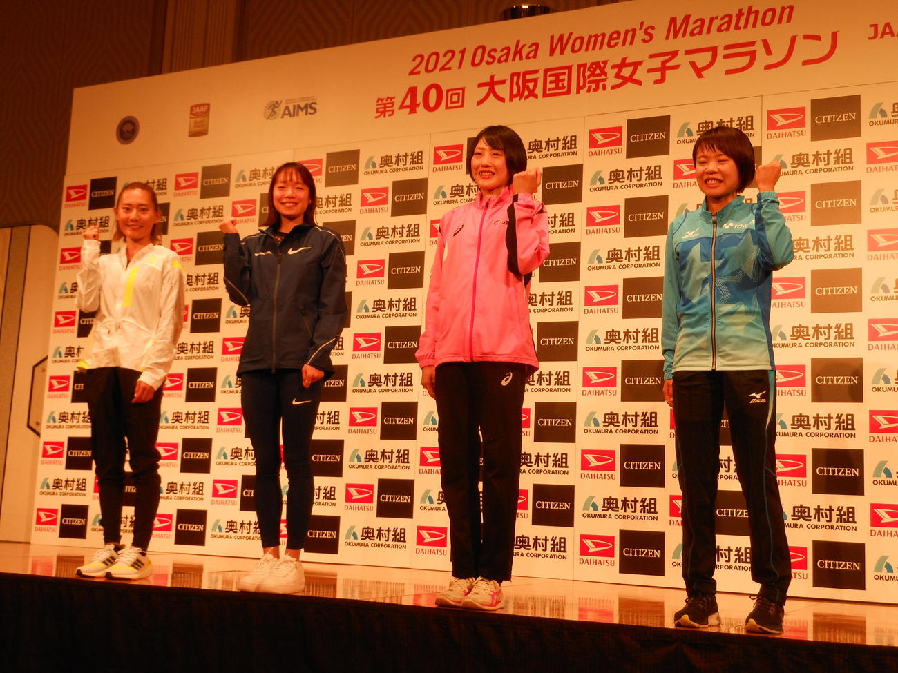 大阪国際女子マラソンの会見に出席した左から、岩出玲亜、一山麻緒、前田穂南、萩原歩美