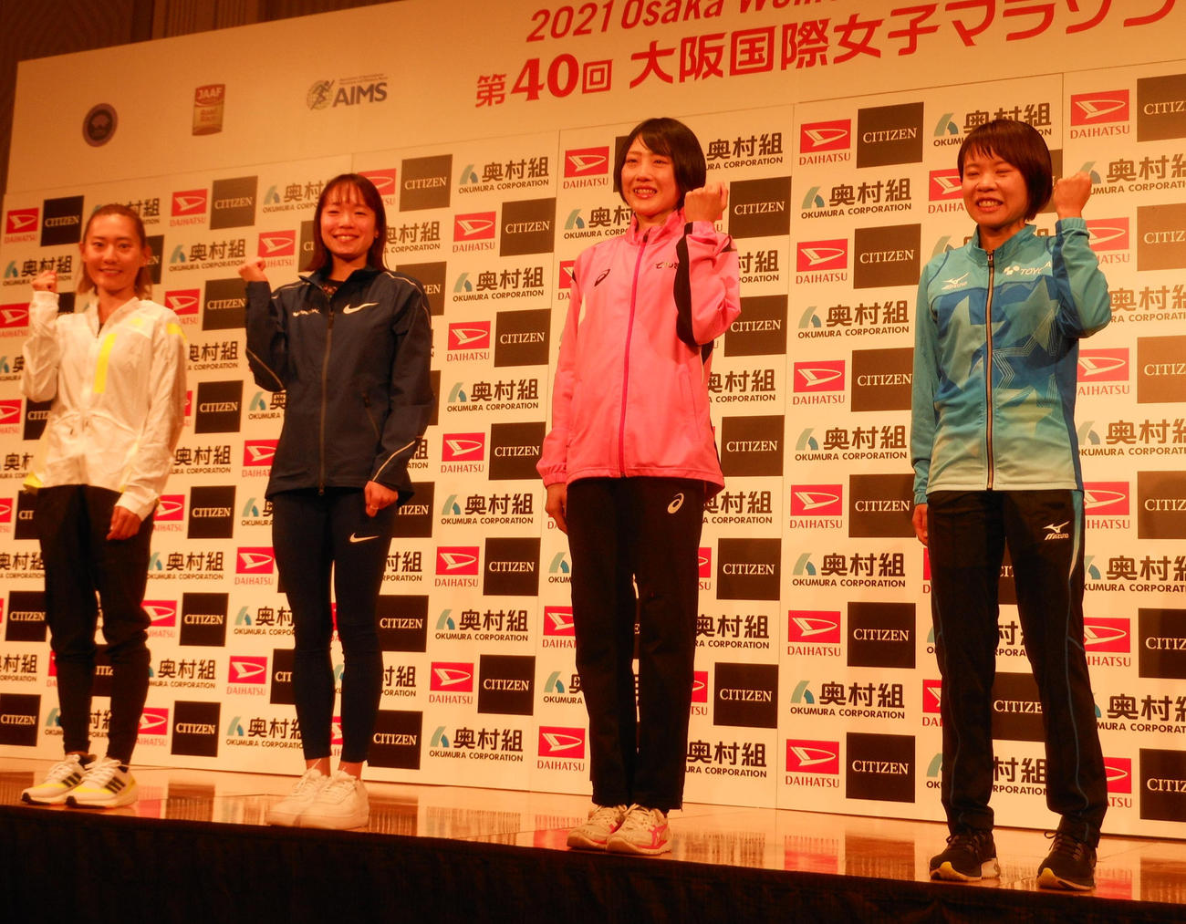 会見に出席した、左から岩出玲亜、一山麻緒、前田穂南、萩原歩美
