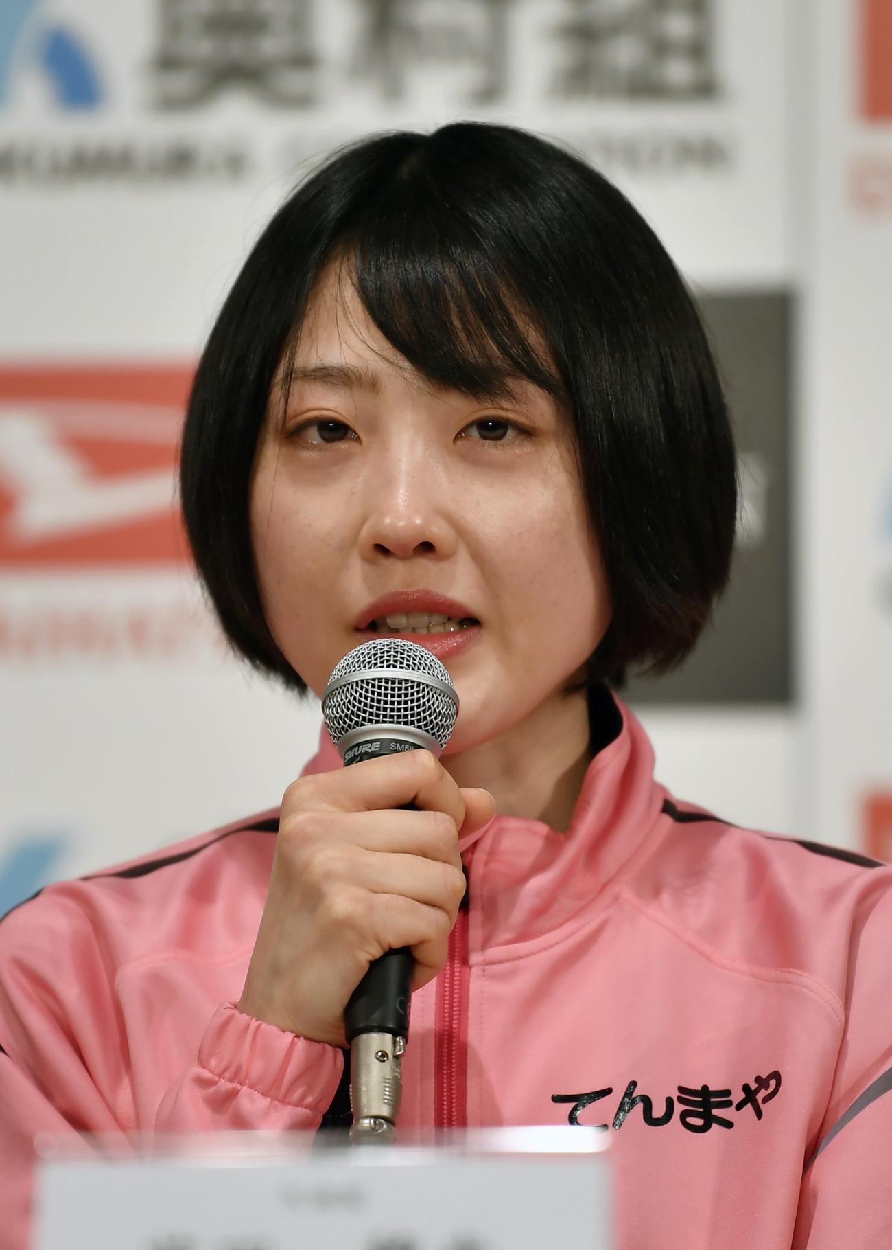 記者会見する前田穂南（共同）