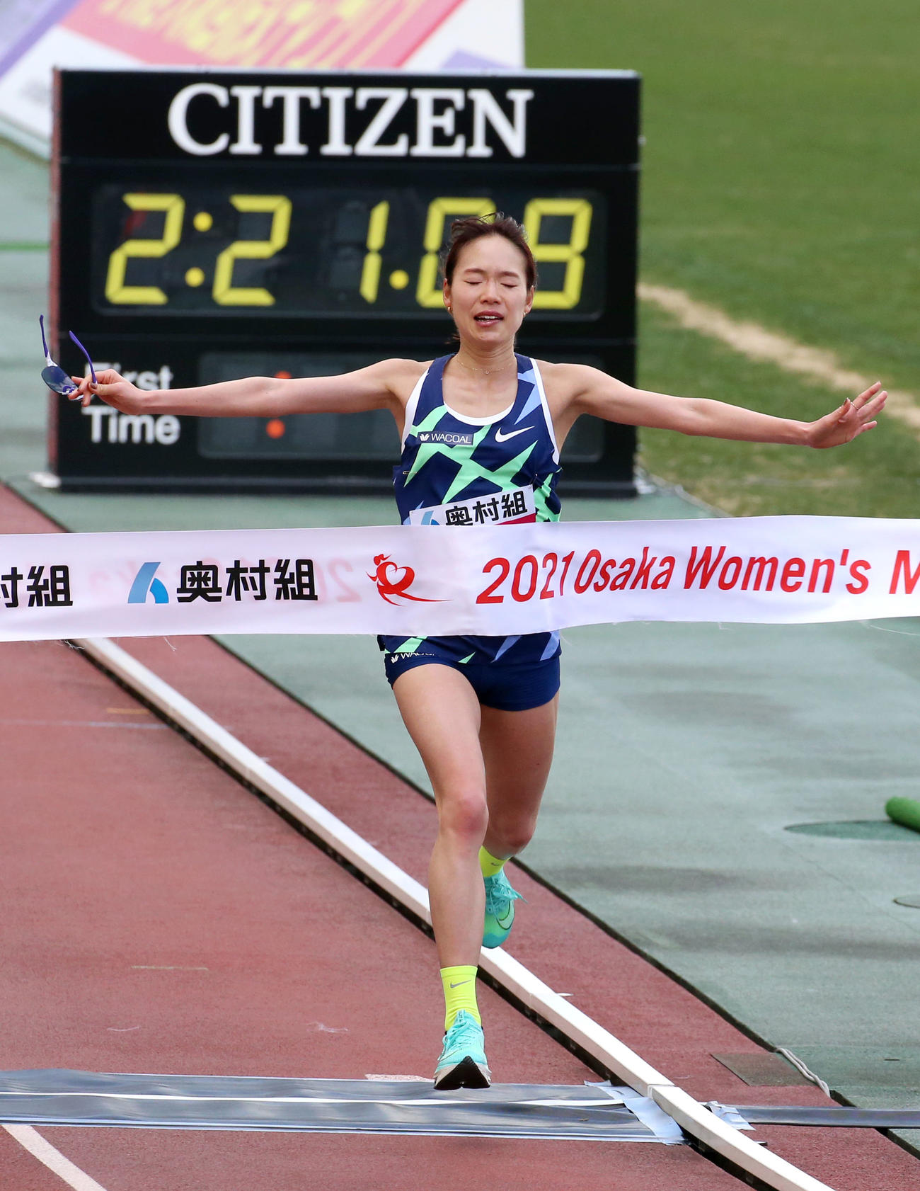 優勝する一山麻緒（撮影・上山淳一）
