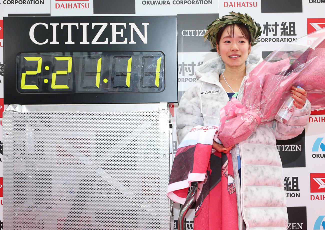 大会新記録で優勝し笑顔を見せる一山（撮影・上山淳一）