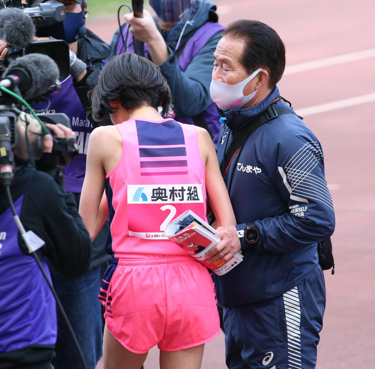 天満屋の武冨豊監督（右）は2位の前田穂南を労う（撮影・上山淳一）