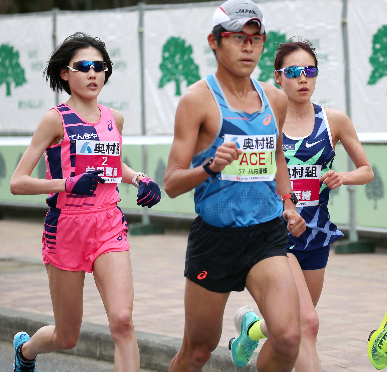 長居公園内を走る（左から）前田穂南、ペースメーカーの川内優輝、一山麻緒（撮影・上山淳一）