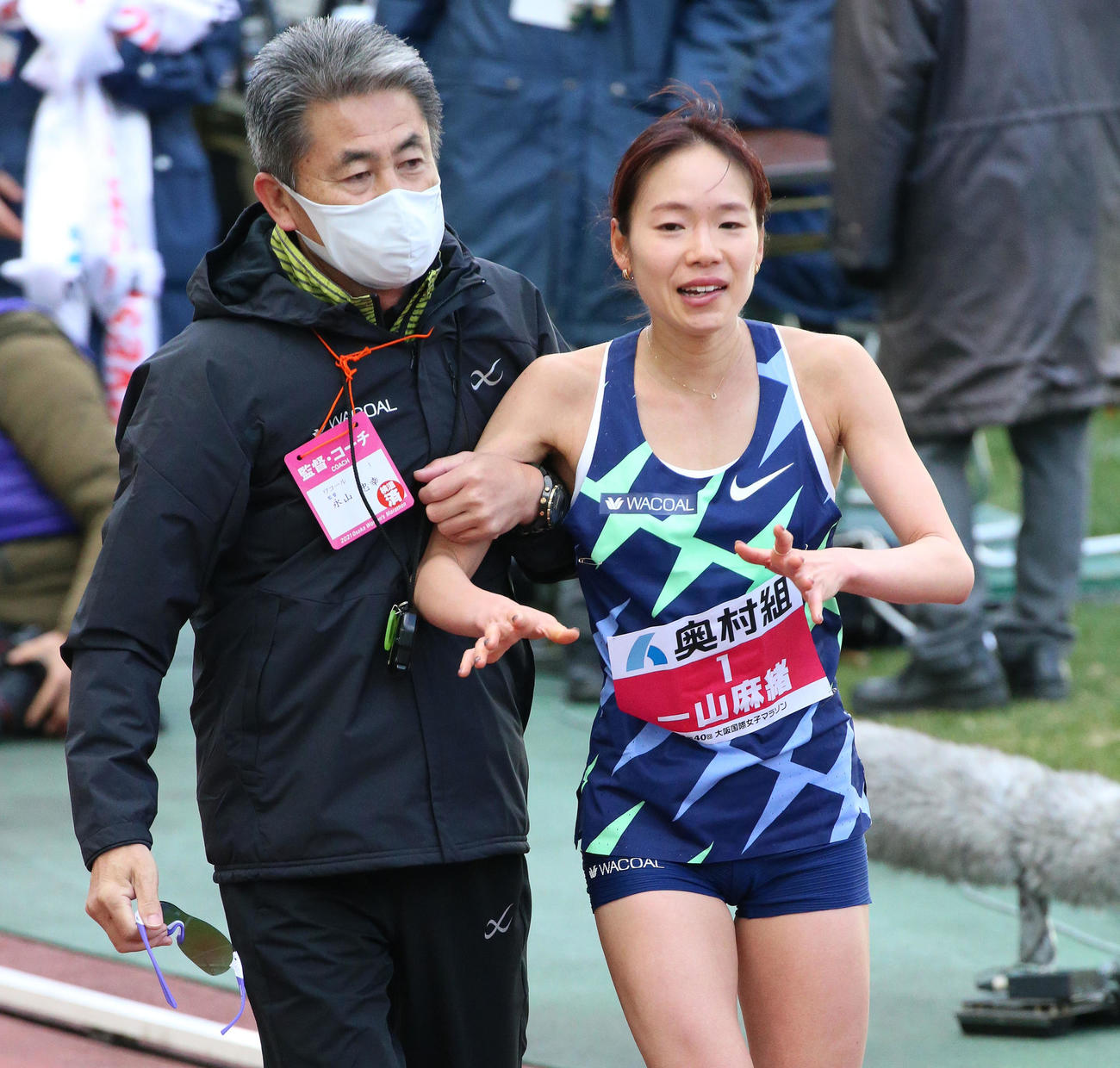 大会新記録で優勝した一山（右）をねぎらうワコール永山監督（撮影・上山淳一）
