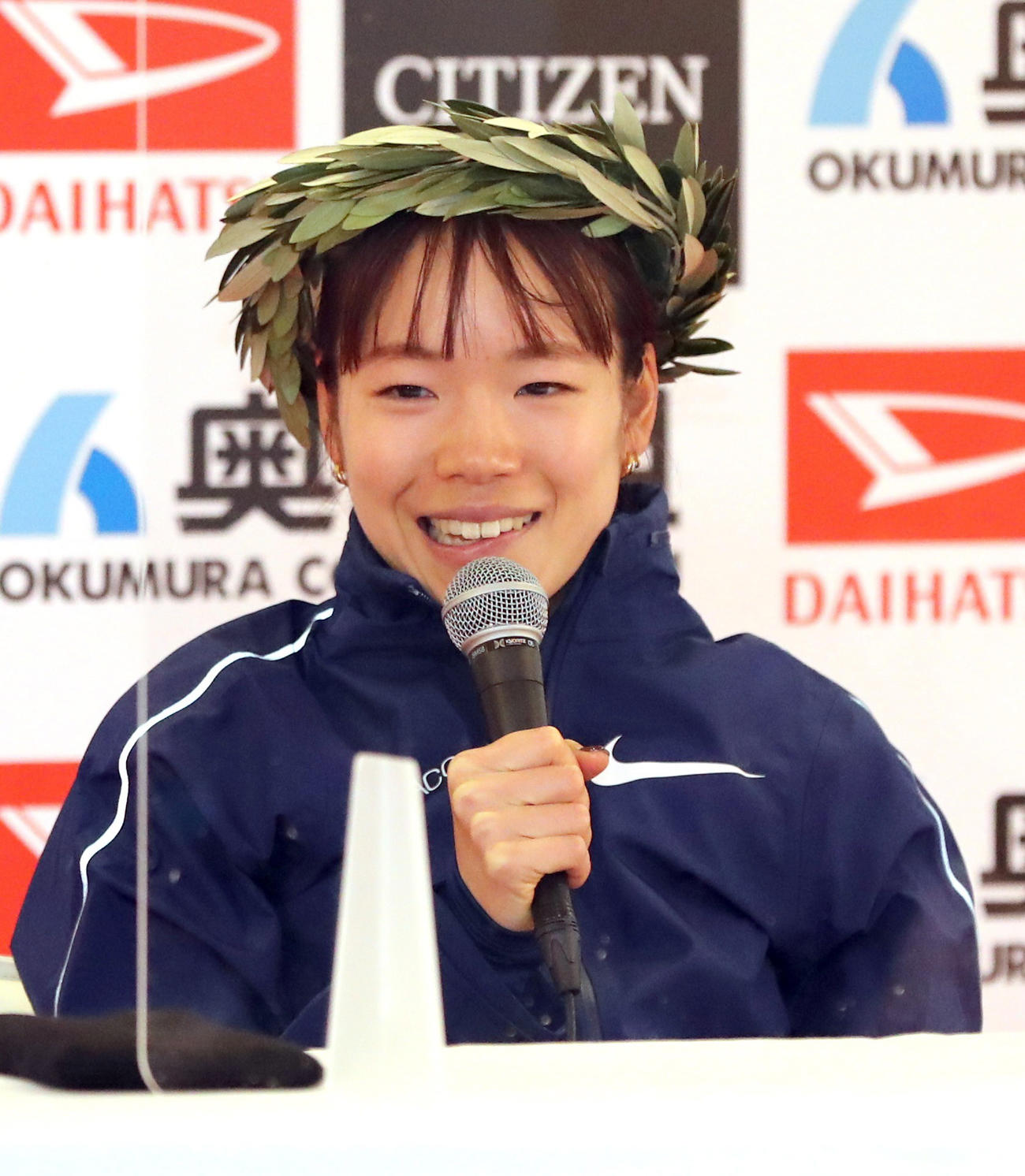 会見する優勝した一山麻緒（代表撮影）