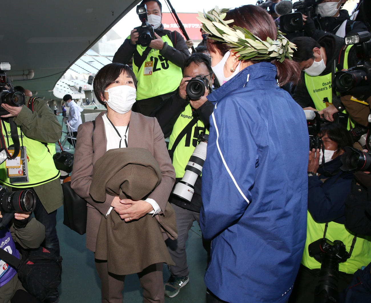 優勝した一山（手前右）を祝福する野口みずきさん（撮影・上山淳一）