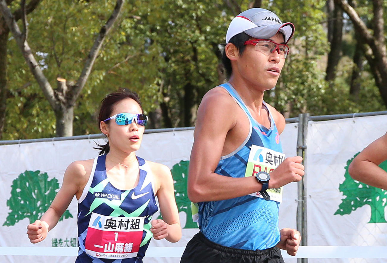 長居公園周回路コースを走るペースメーカーの川内、左は一山（撮影・上山淳一）