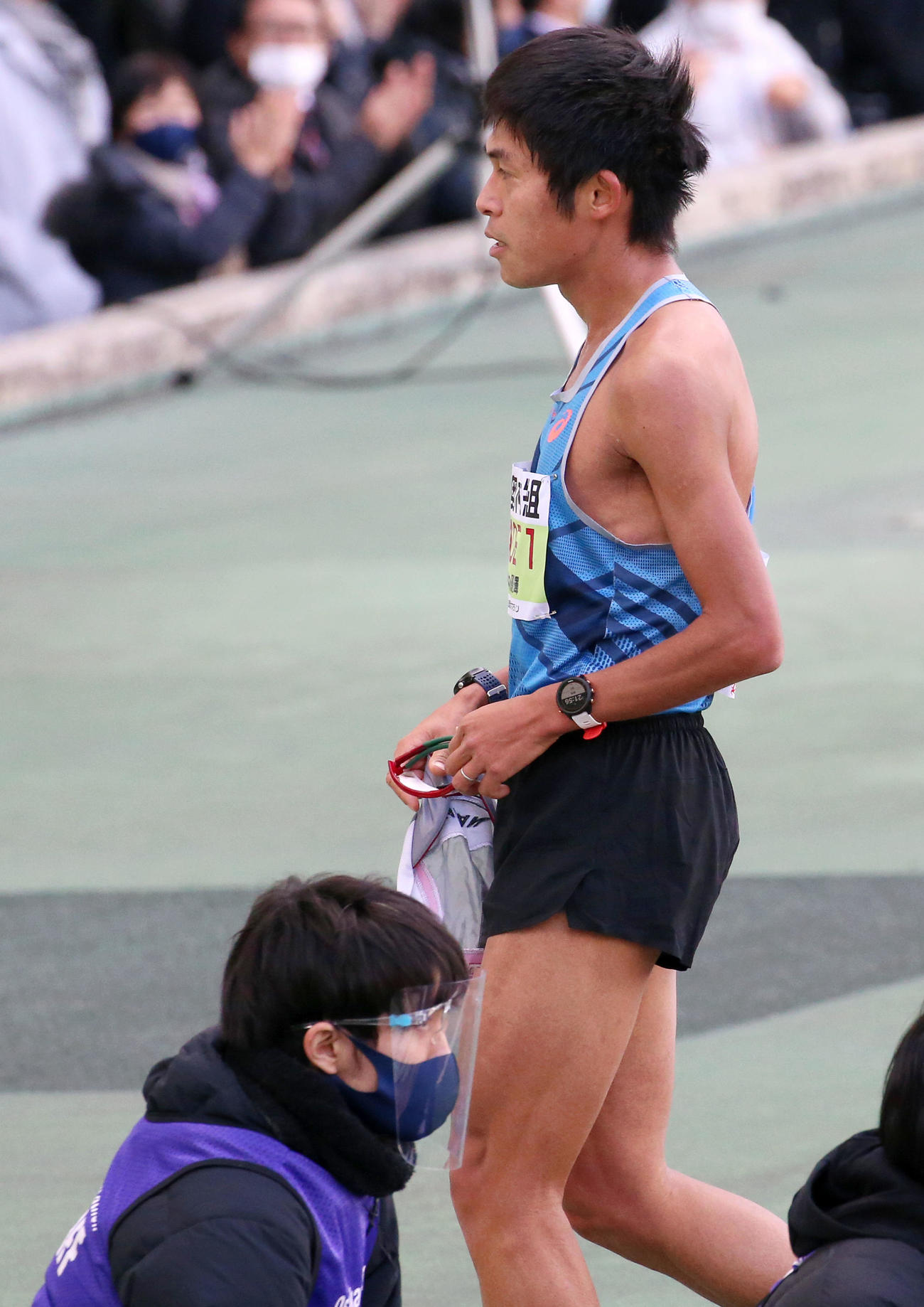 ペースメーカーを終えた川内優輝はフィールドを後にする（撮影・上山淳一）